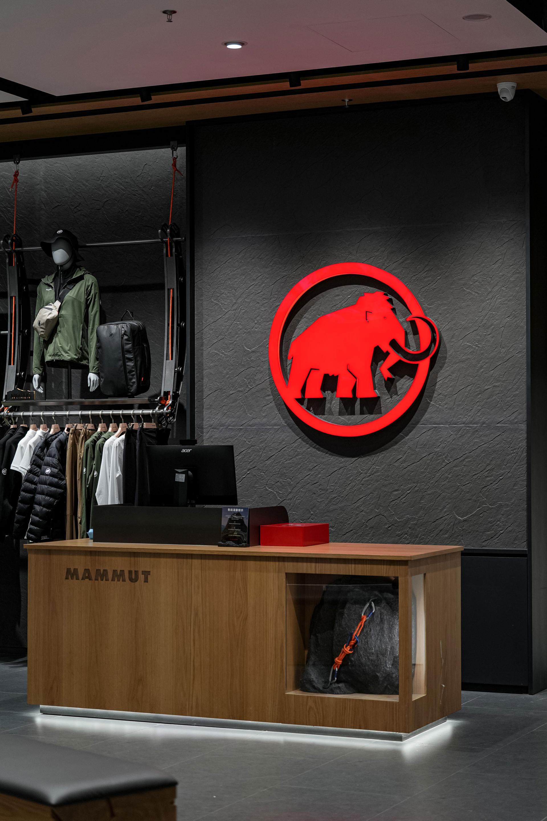 London Design Awards Winner - Mammut V5 Skyline Store