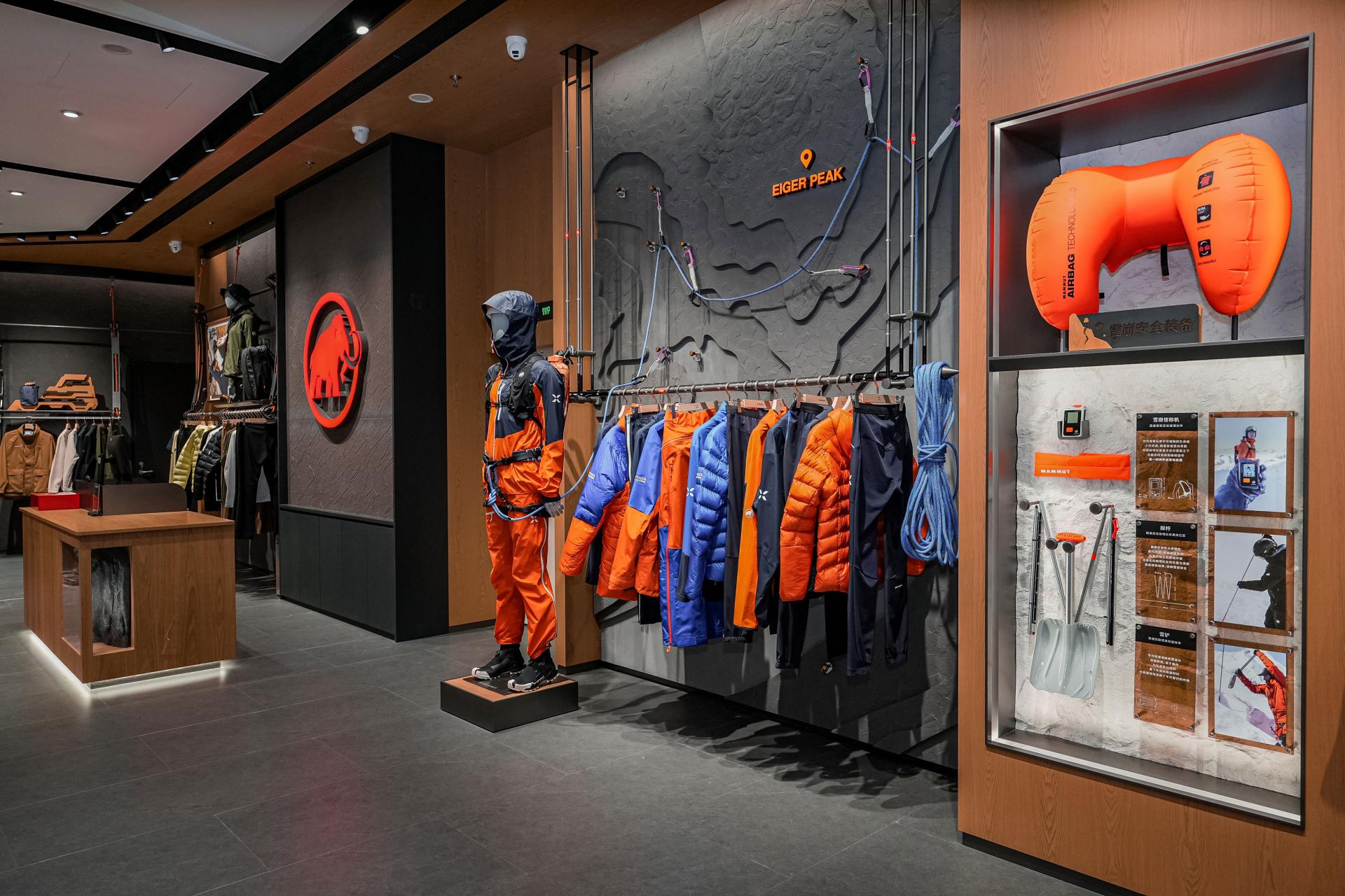 London Design Awards Winner - Mammut V5 Skyline Store