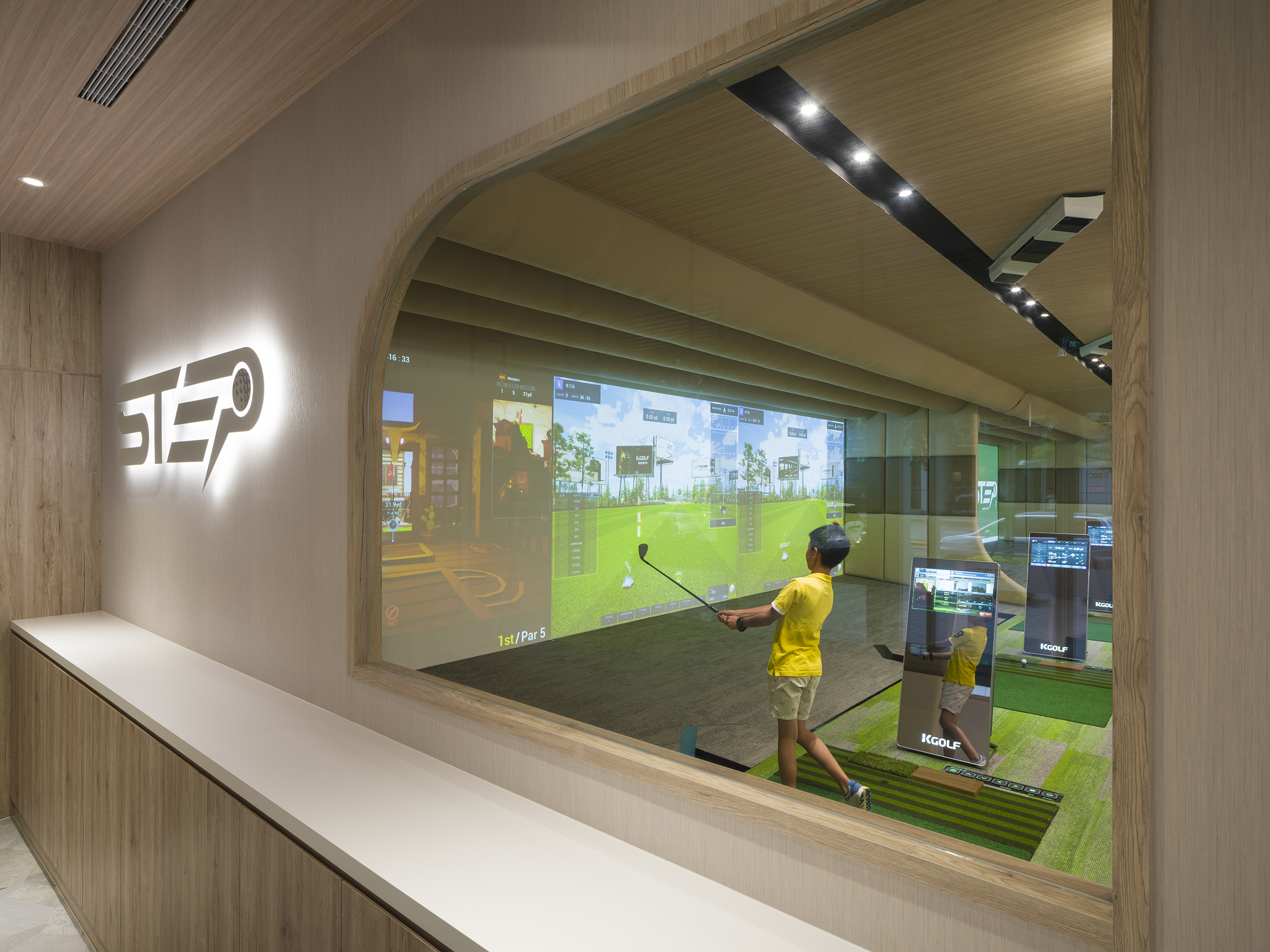 London Design Awards Winner - STEP Indoor Golf