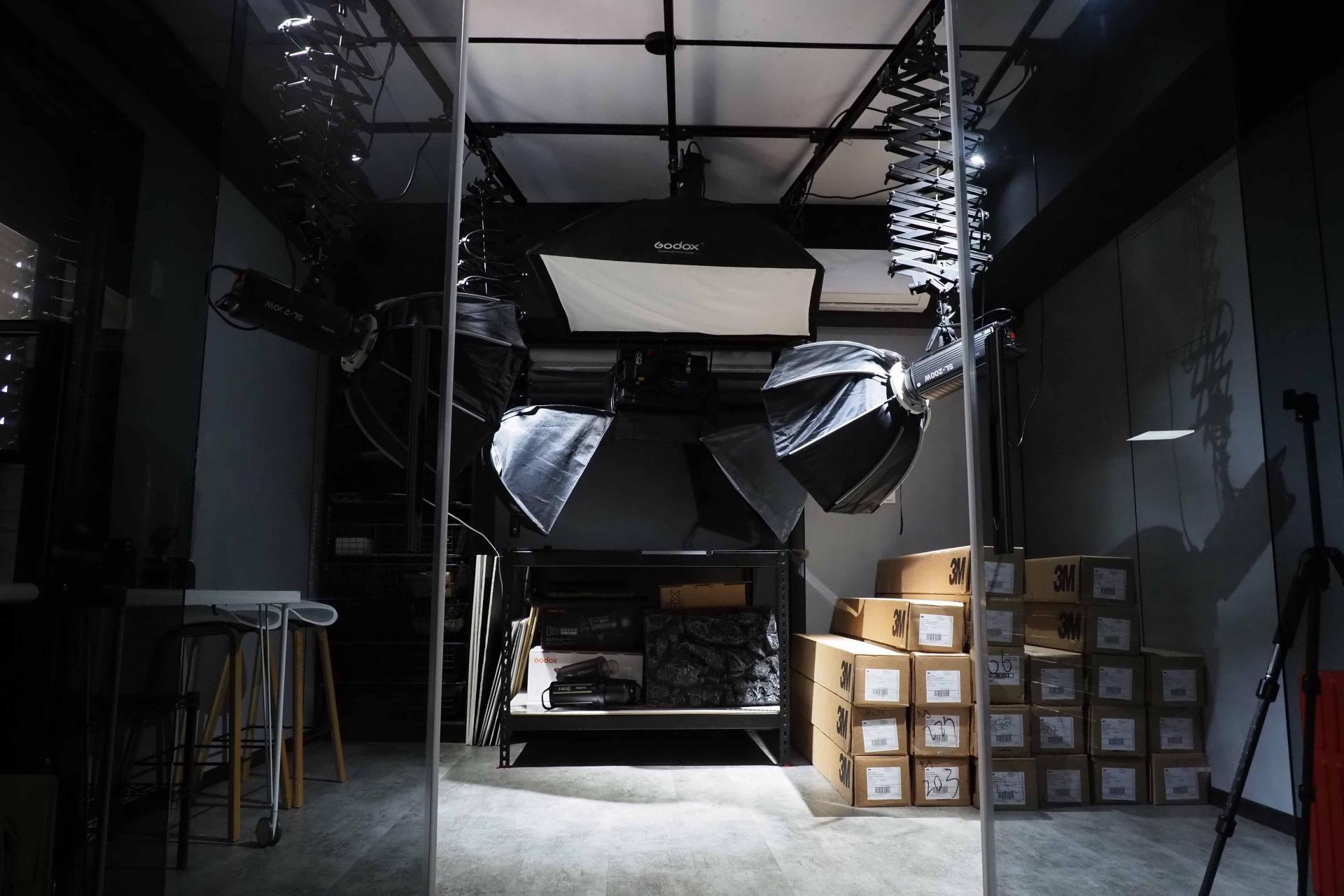 London Design Awards Winner -  Crafting Dimensionality through Refraction
