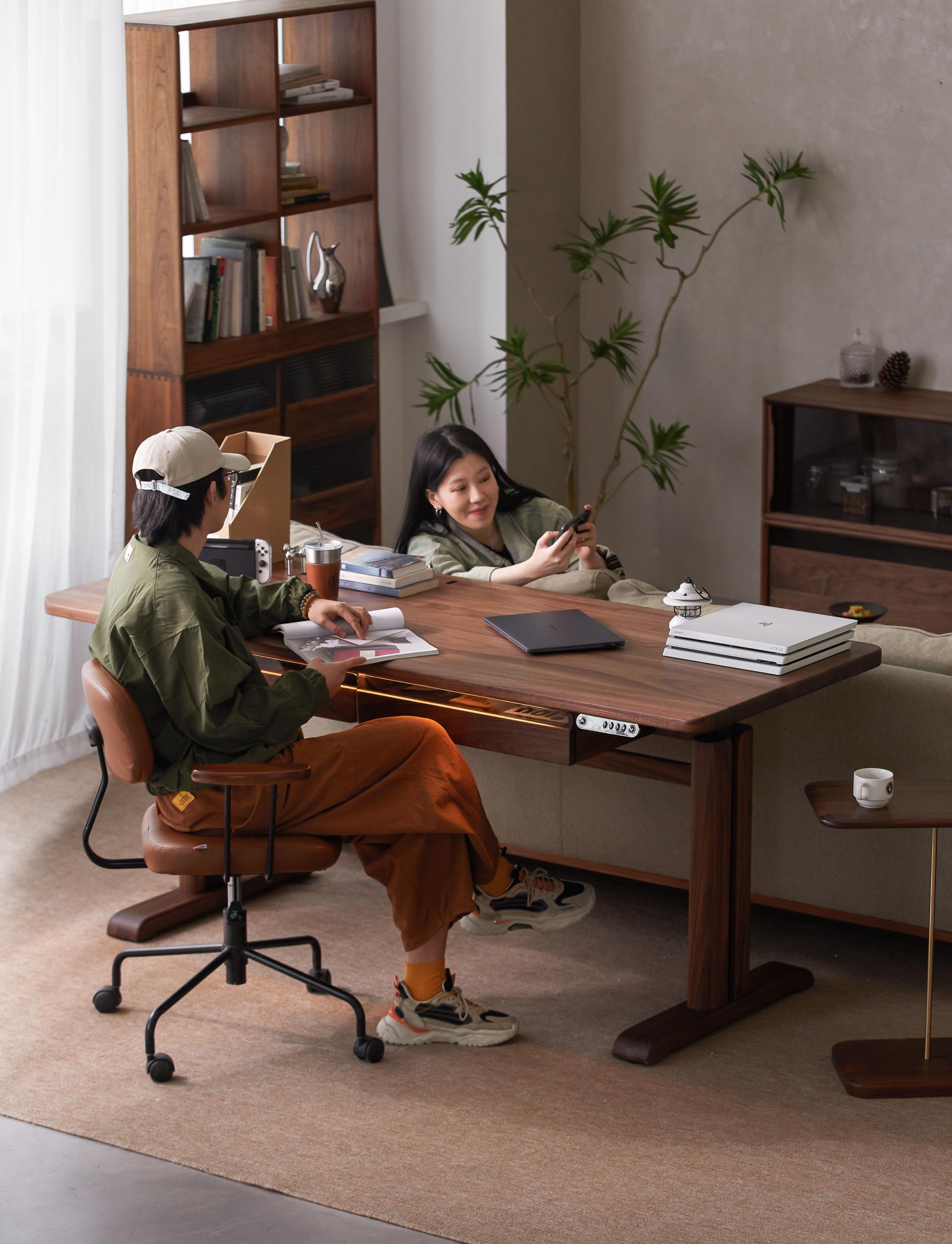 London Design Awards Winner - Yunqi Height-Adjustable Desk pro