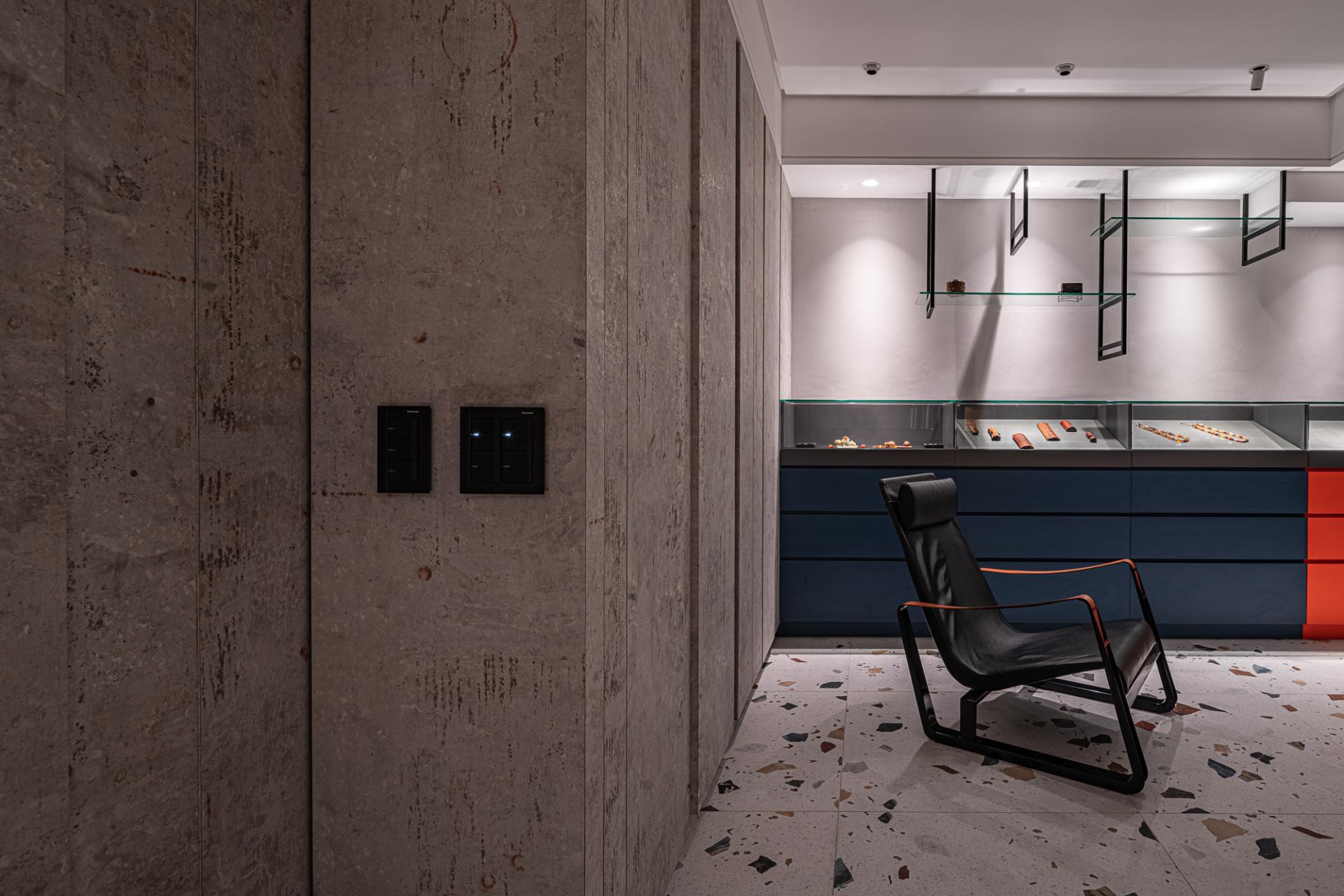 London Design Awards Winner - Art Dealer