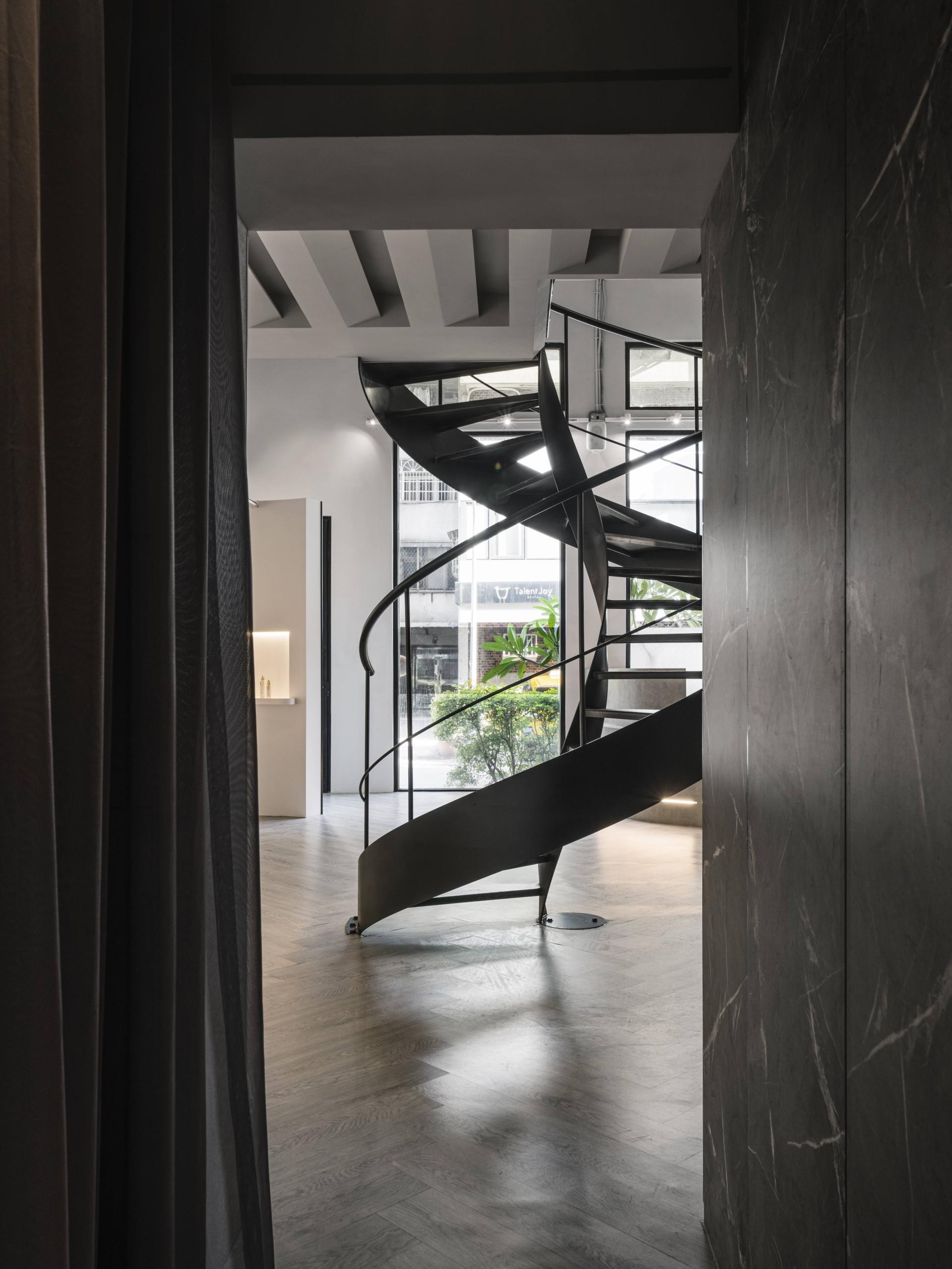 London Design Awards Winner - Graceful Arc