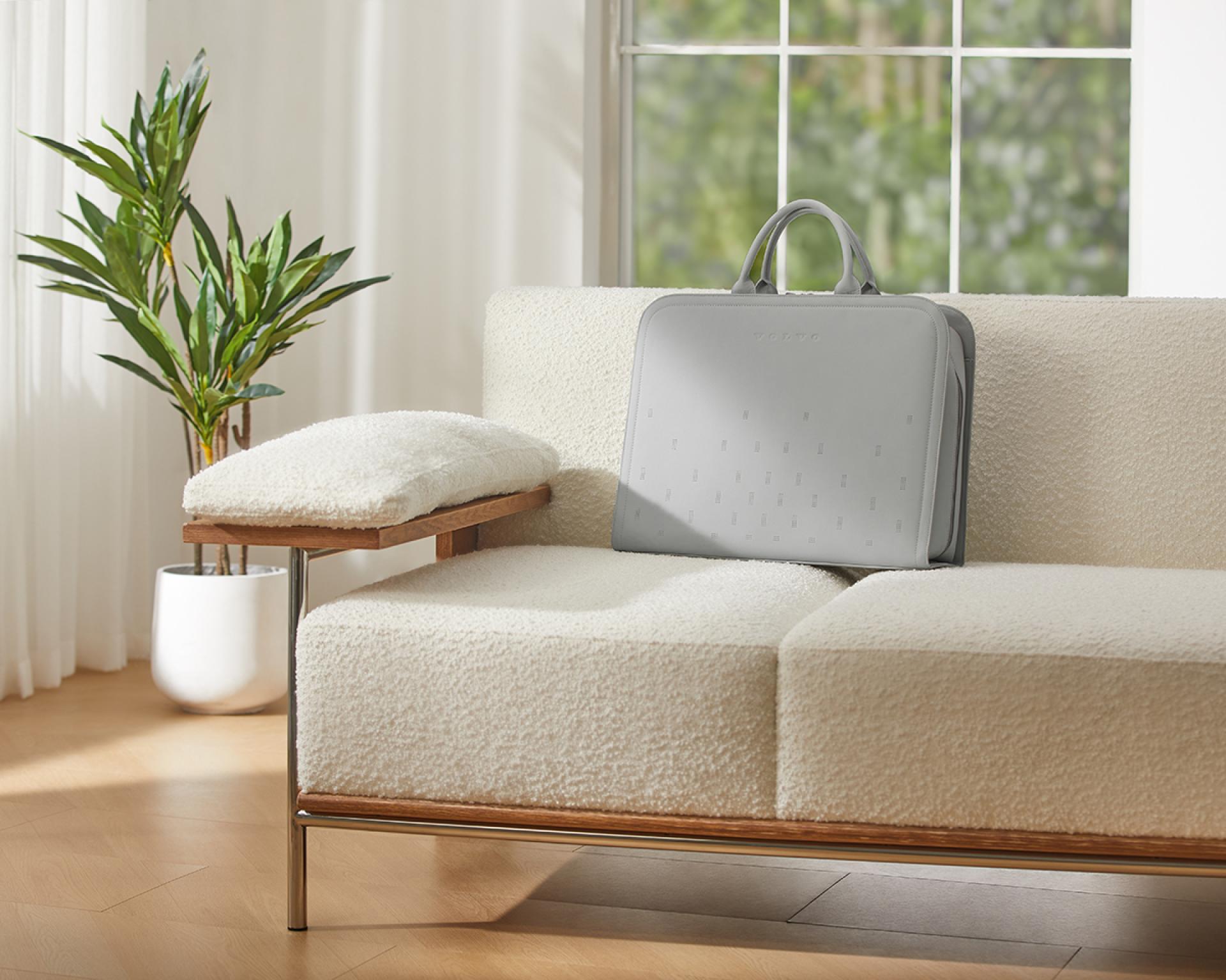 London Design Awards Winner - EM90 Clothing Bag