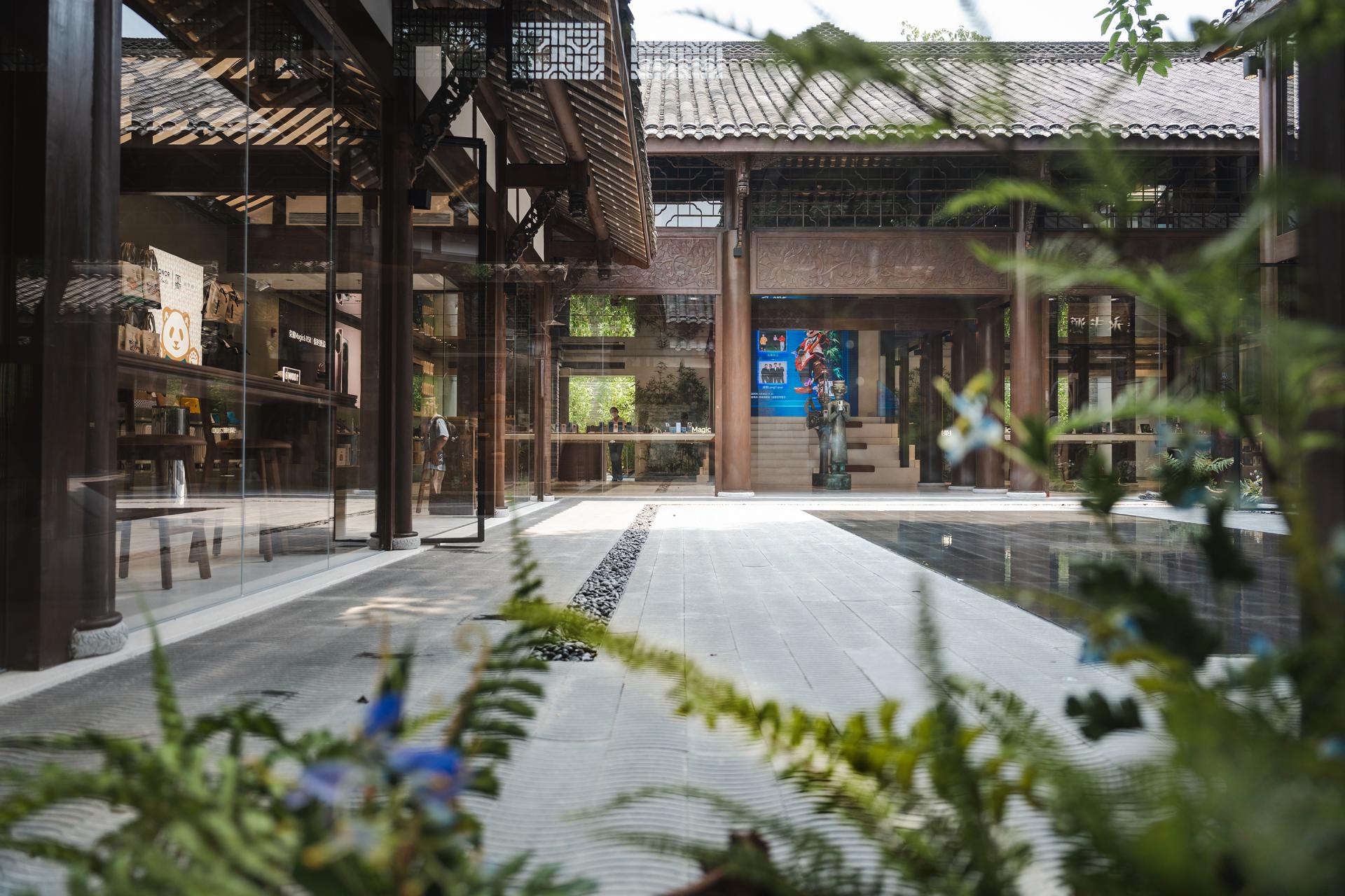 London Design Awards Winner - Logo Design for the Opening of Chengdu HONOR Retail Store