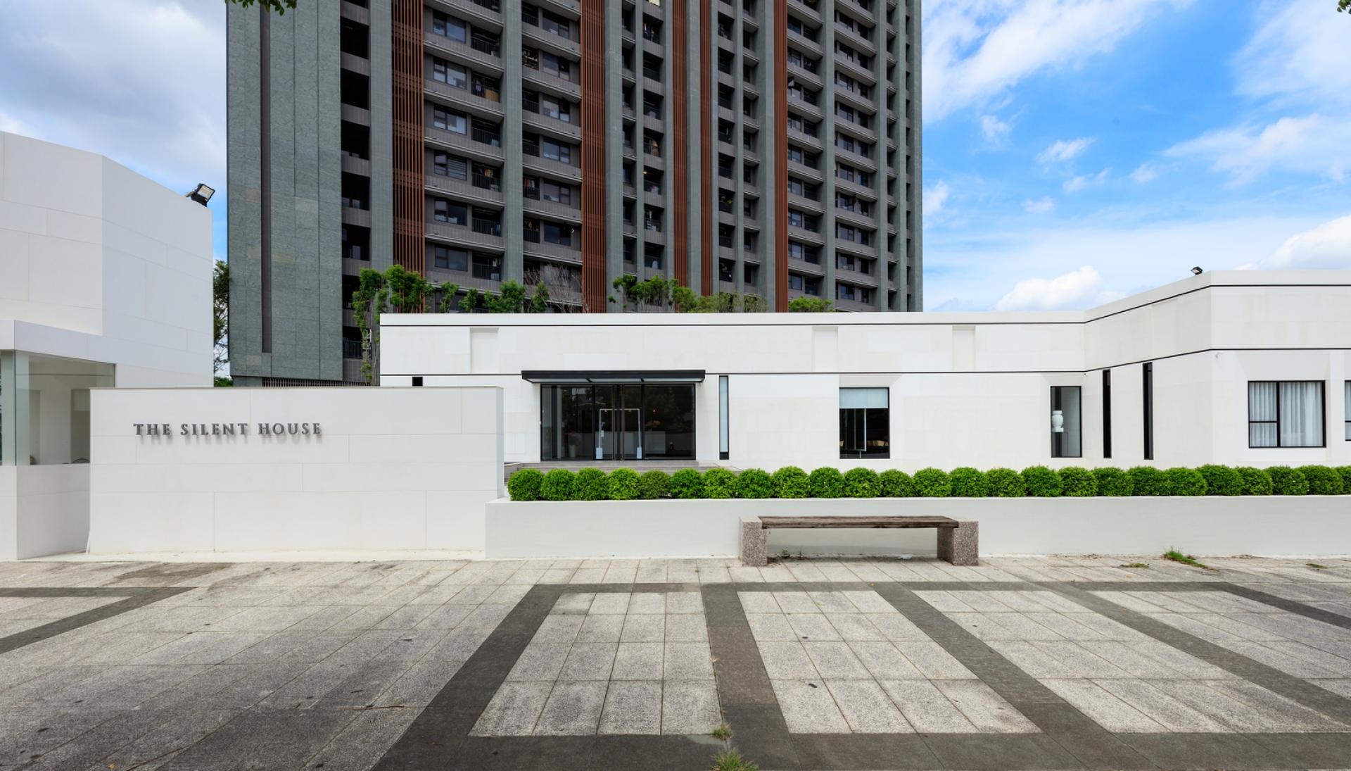 London Design Awards Winner -  Soak Up The Sun Sales Office