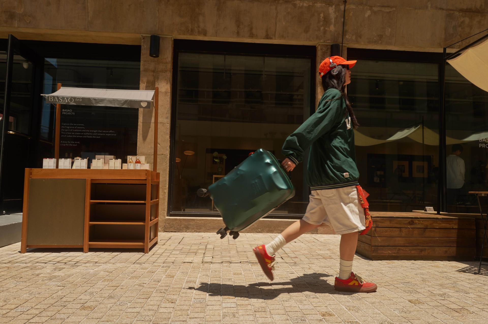 London Design Awards Winner - PACK SERIES 20-inch Suitcase
