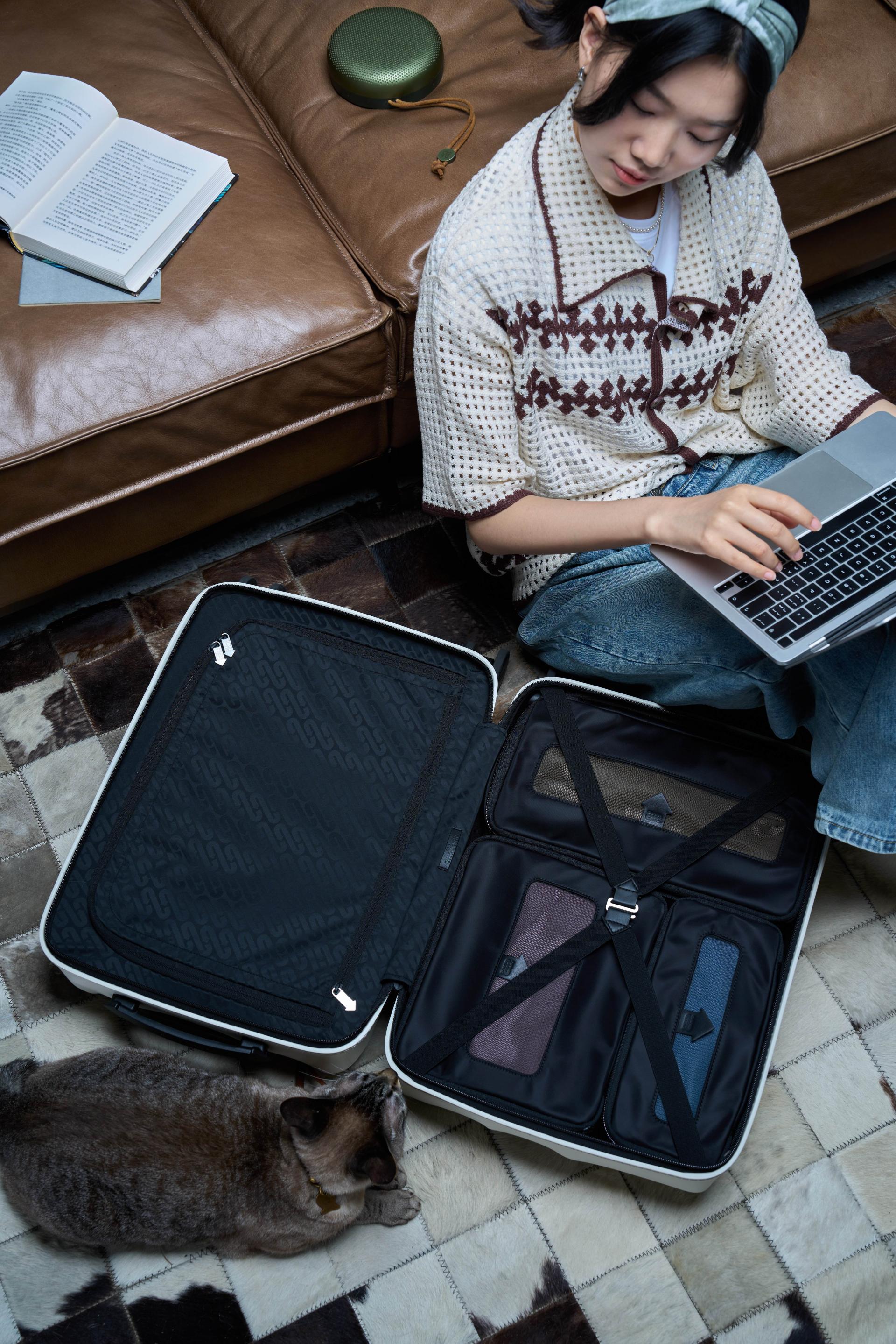 London Design Awards Winner - PACK SERIES 20-inch Suitcase