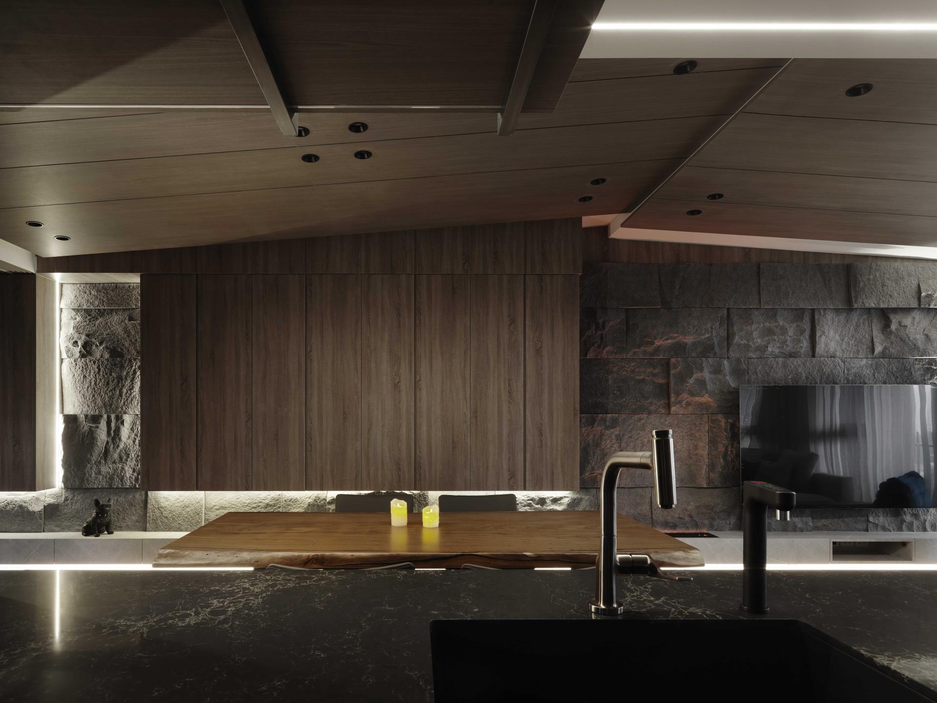 London Design Awards Winner - wooden narrative。rock