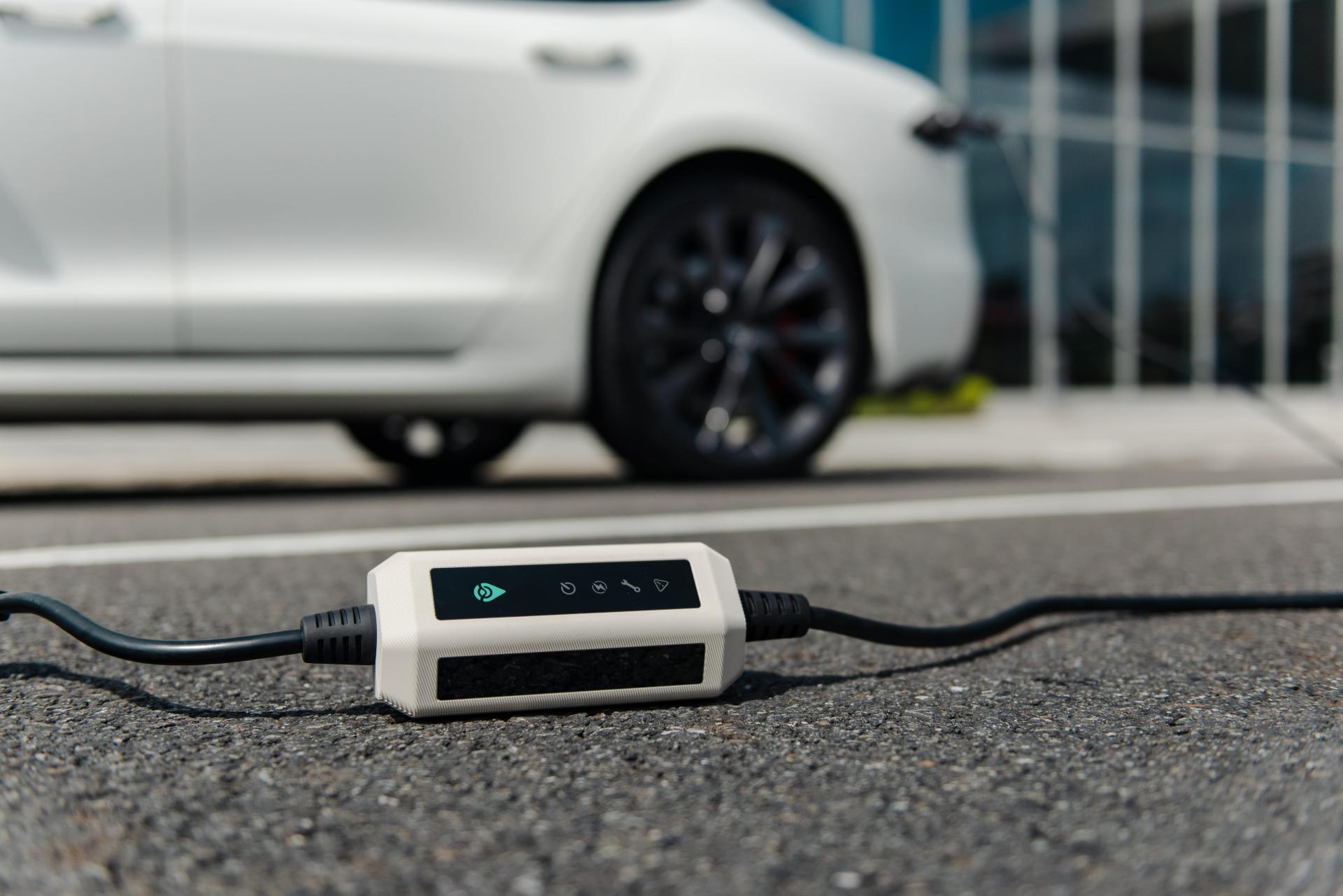 London Design Awards Winner - EVLEI Series 3.5kW Portable EV Charger