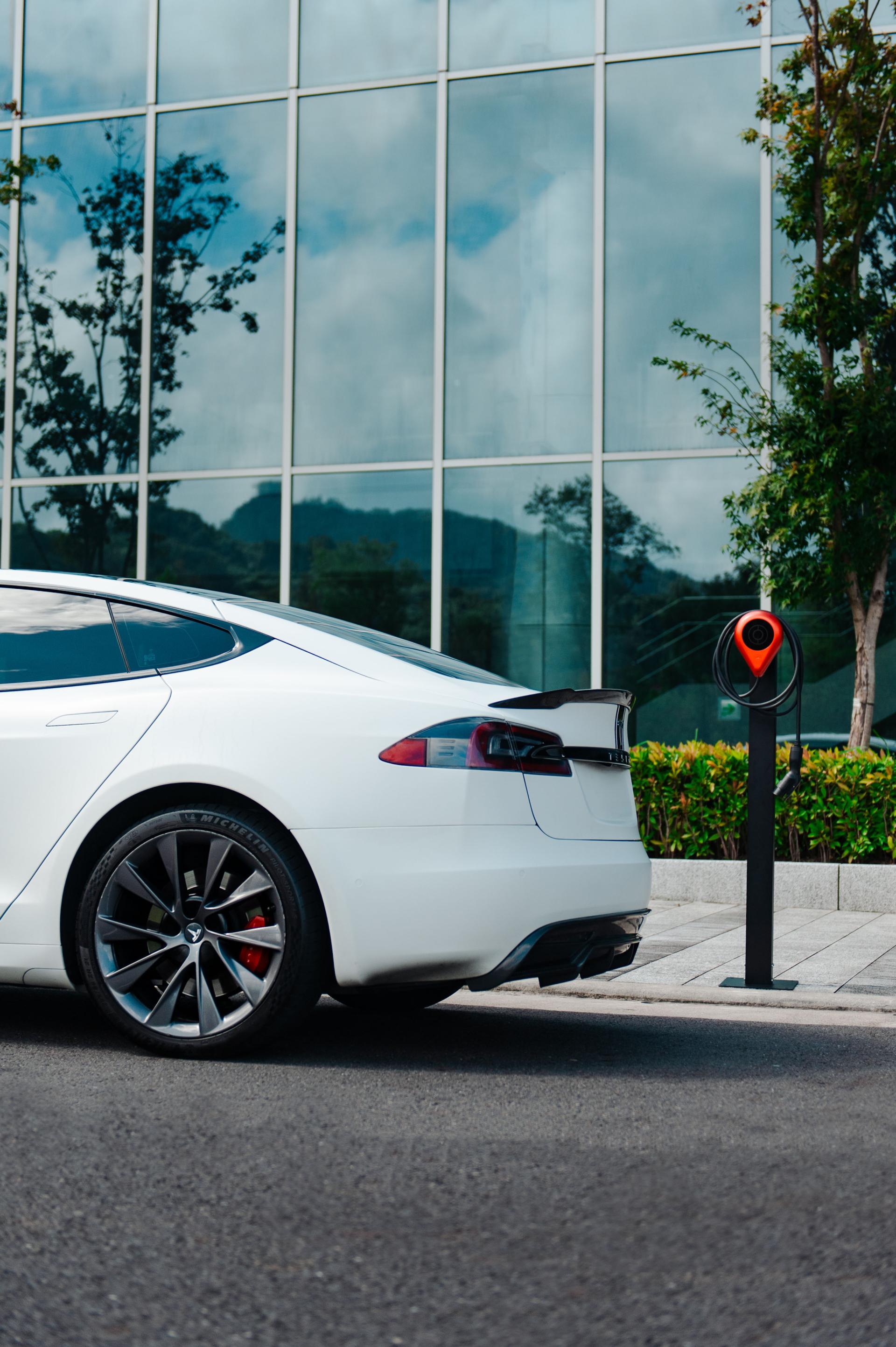 London Design Awards Winner - EVLEI 7-22kw EV Charger