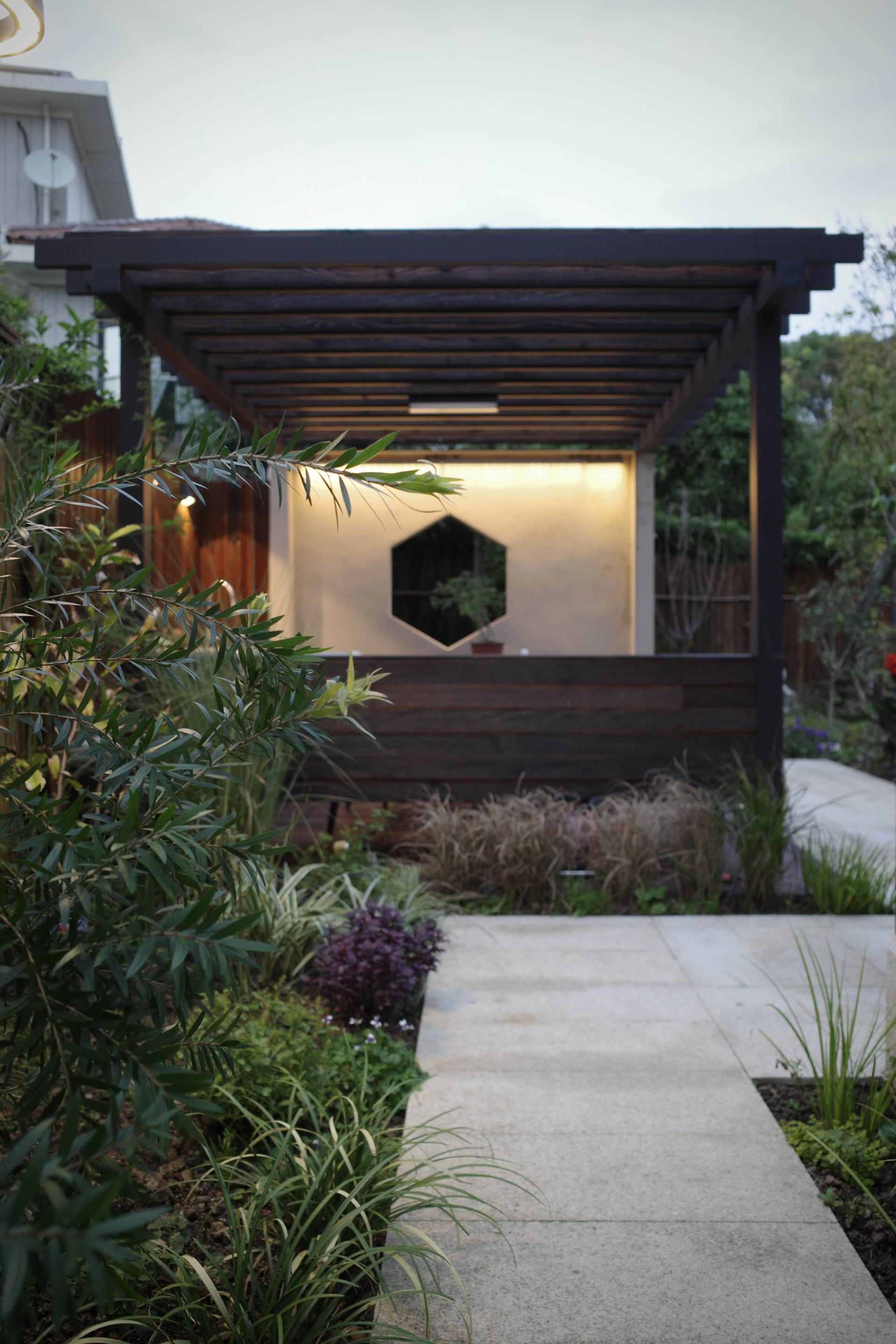 London Design Awards Winner - Six Pleasures-Courtyard That Can Be Explored and Resided In