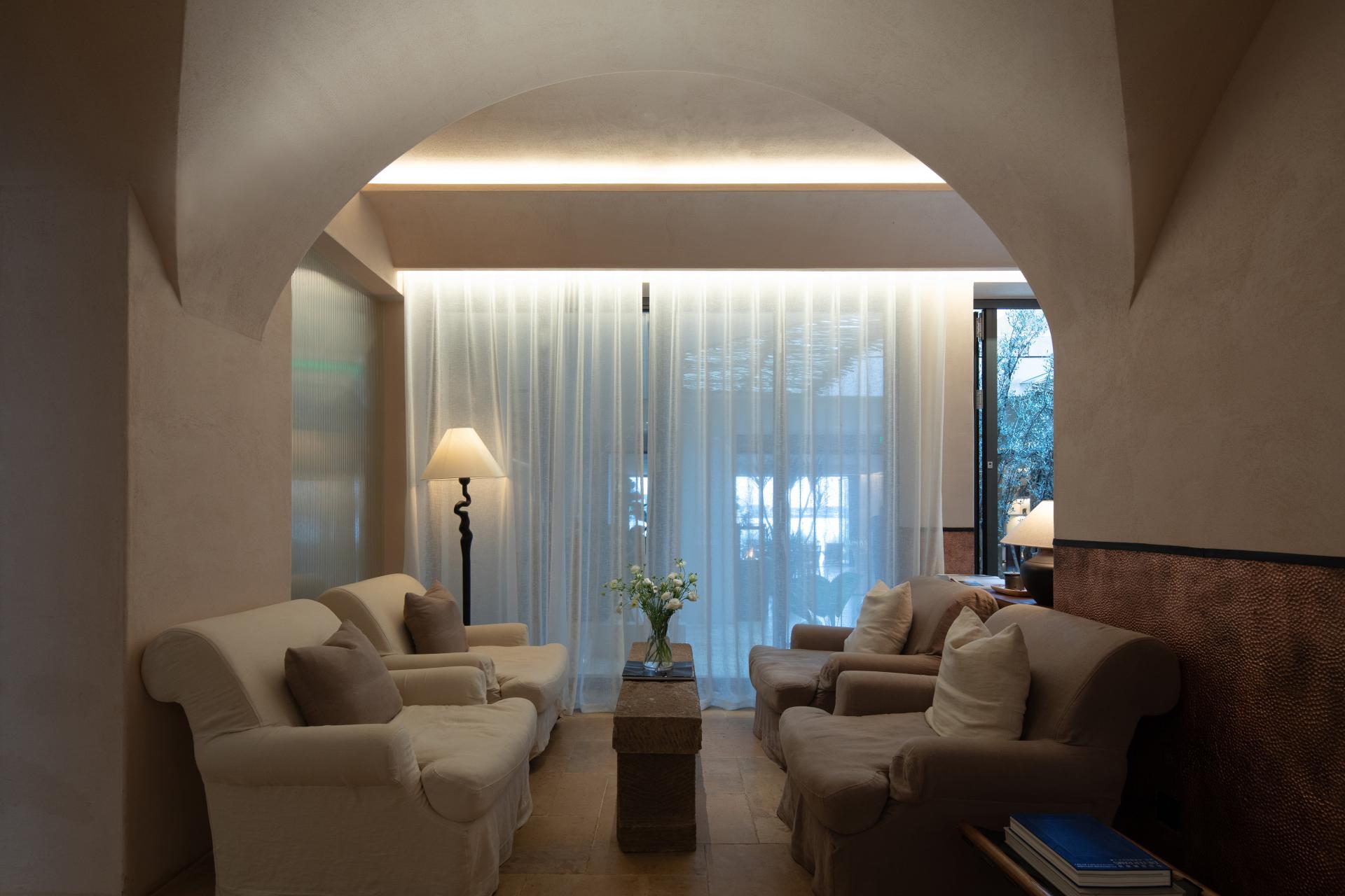 London Design Awards Winner - Dali Shuanglang Luna Sea View Hotel