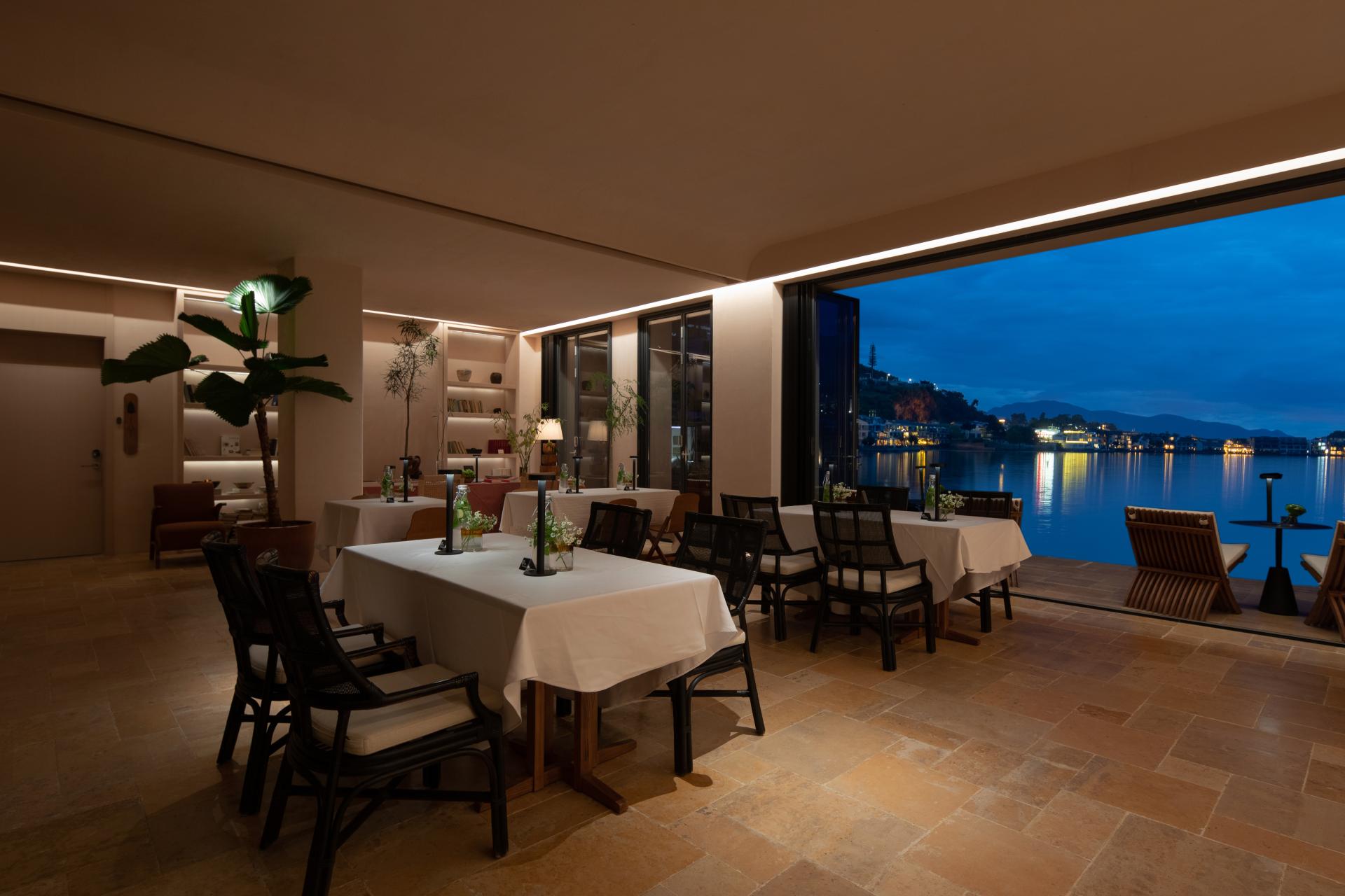 London Design Awards Winner - Dali Shuanglang Luna Sea View Hotel