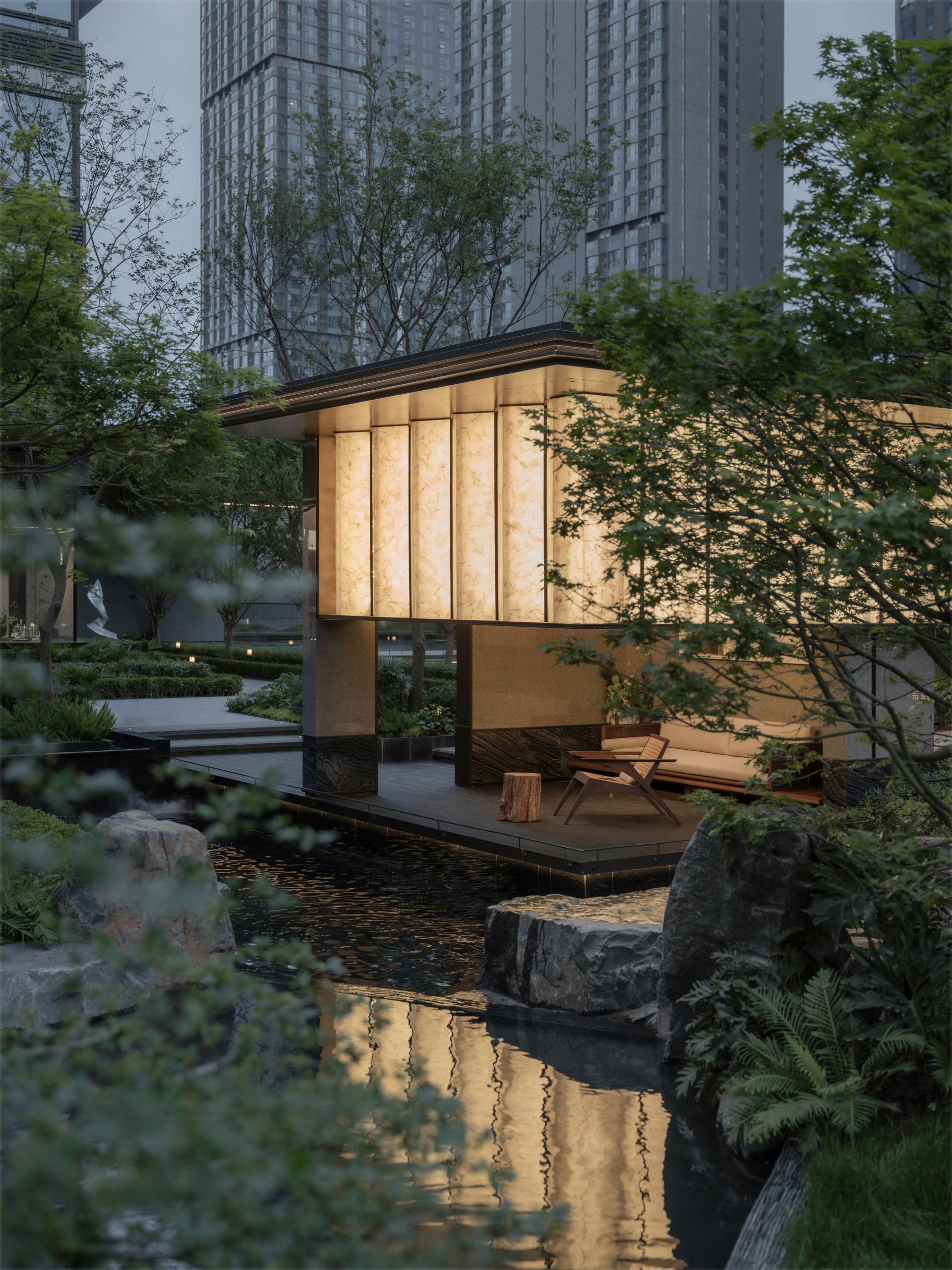 London Design Awards Winner - GLORY OF THRONLS