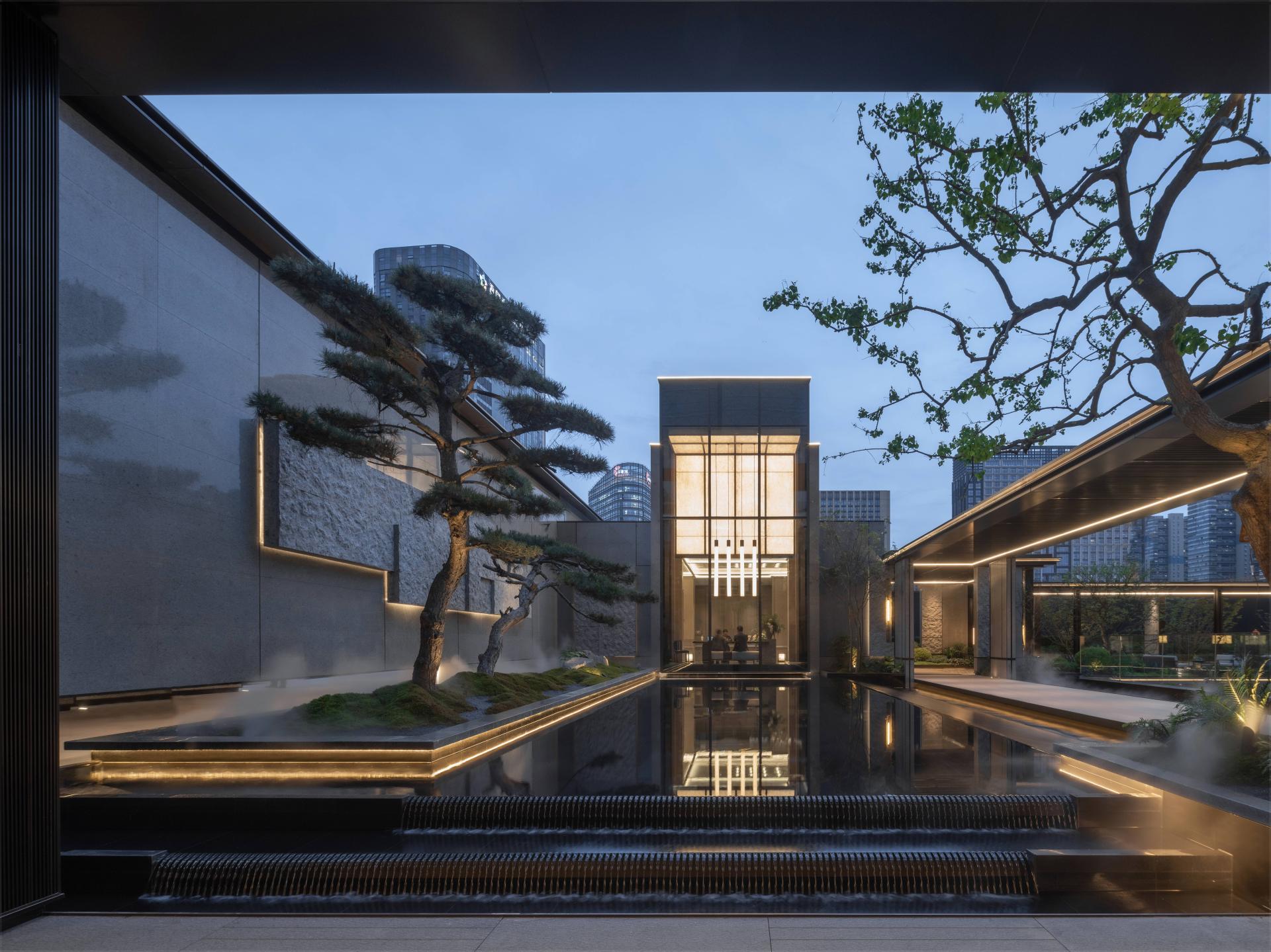 London Design Awards Winner - GLORY OF THRONLS