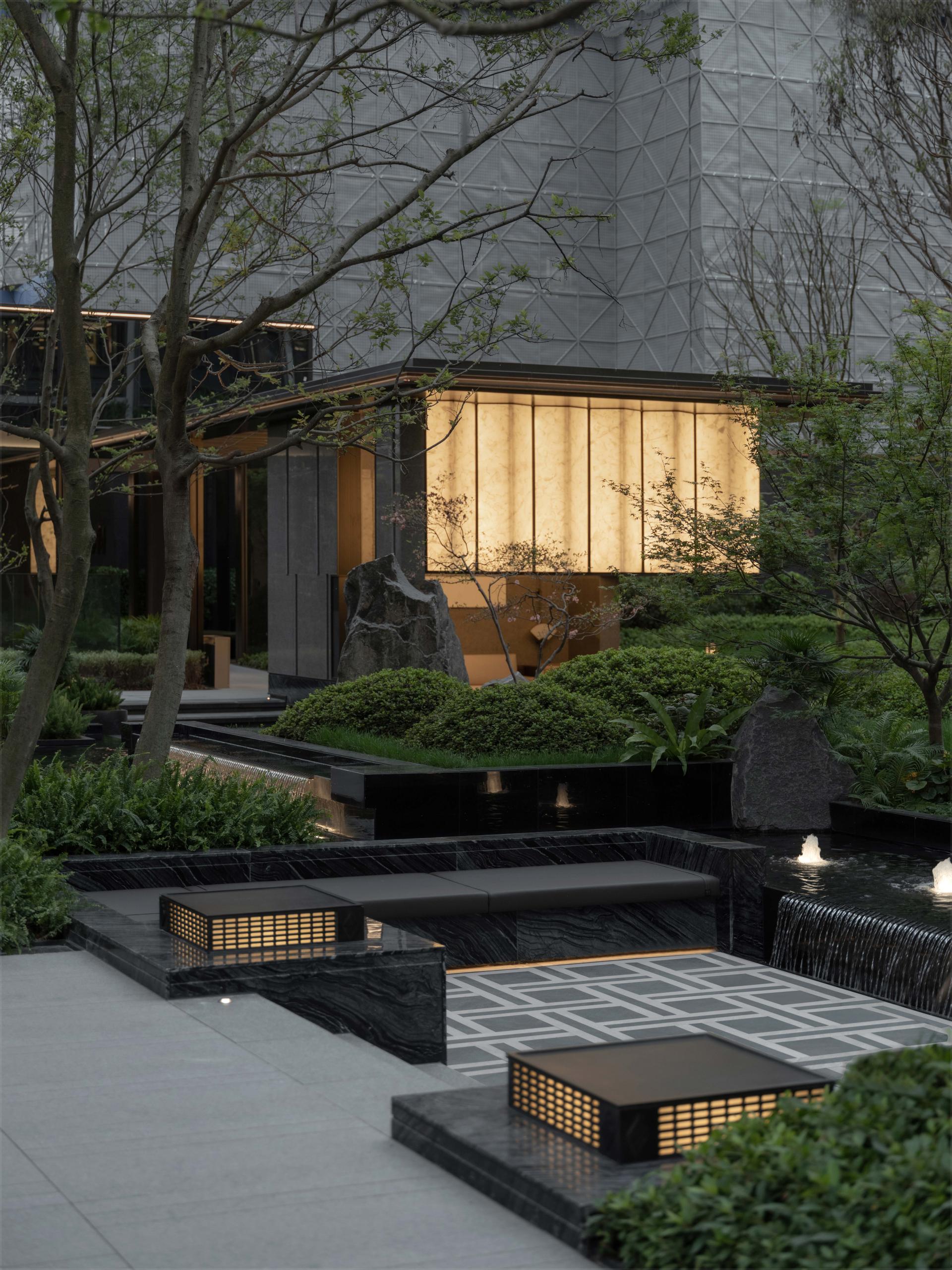 London Design Awards Winner - GLORY OF THRONLS