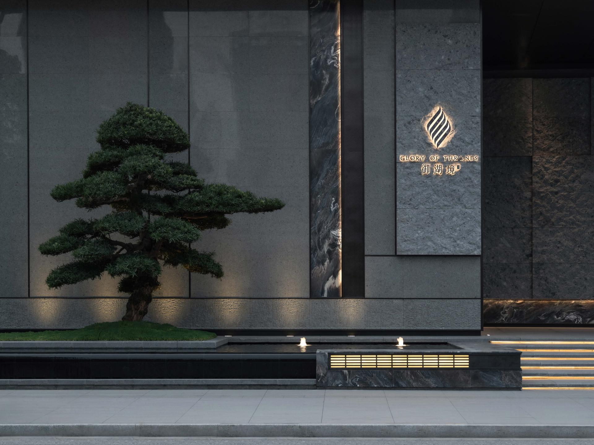 London Design Awards Winner - GLORY OF THRONLS