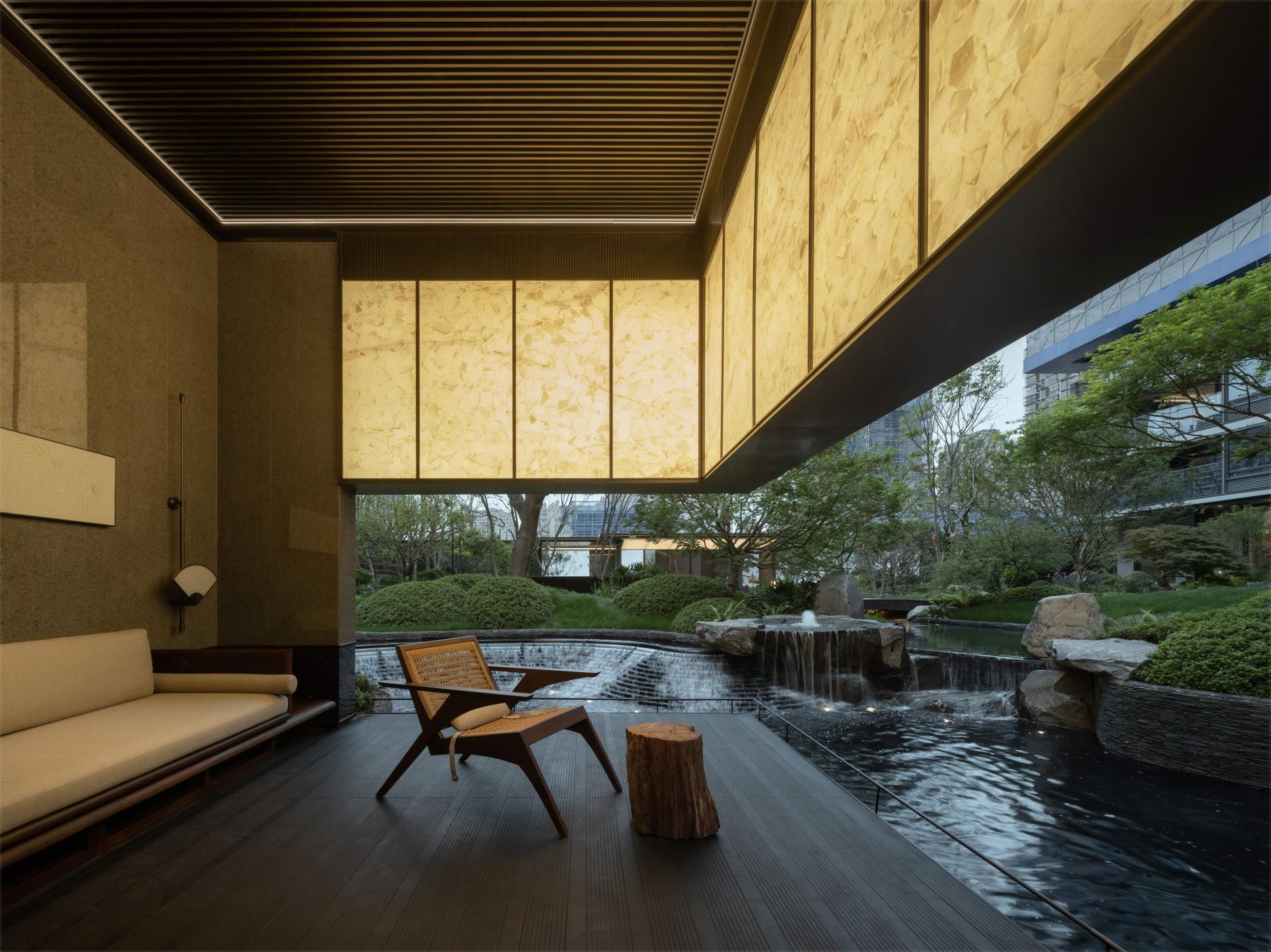 London Design Awards Winner - GLORY OF THRONLS