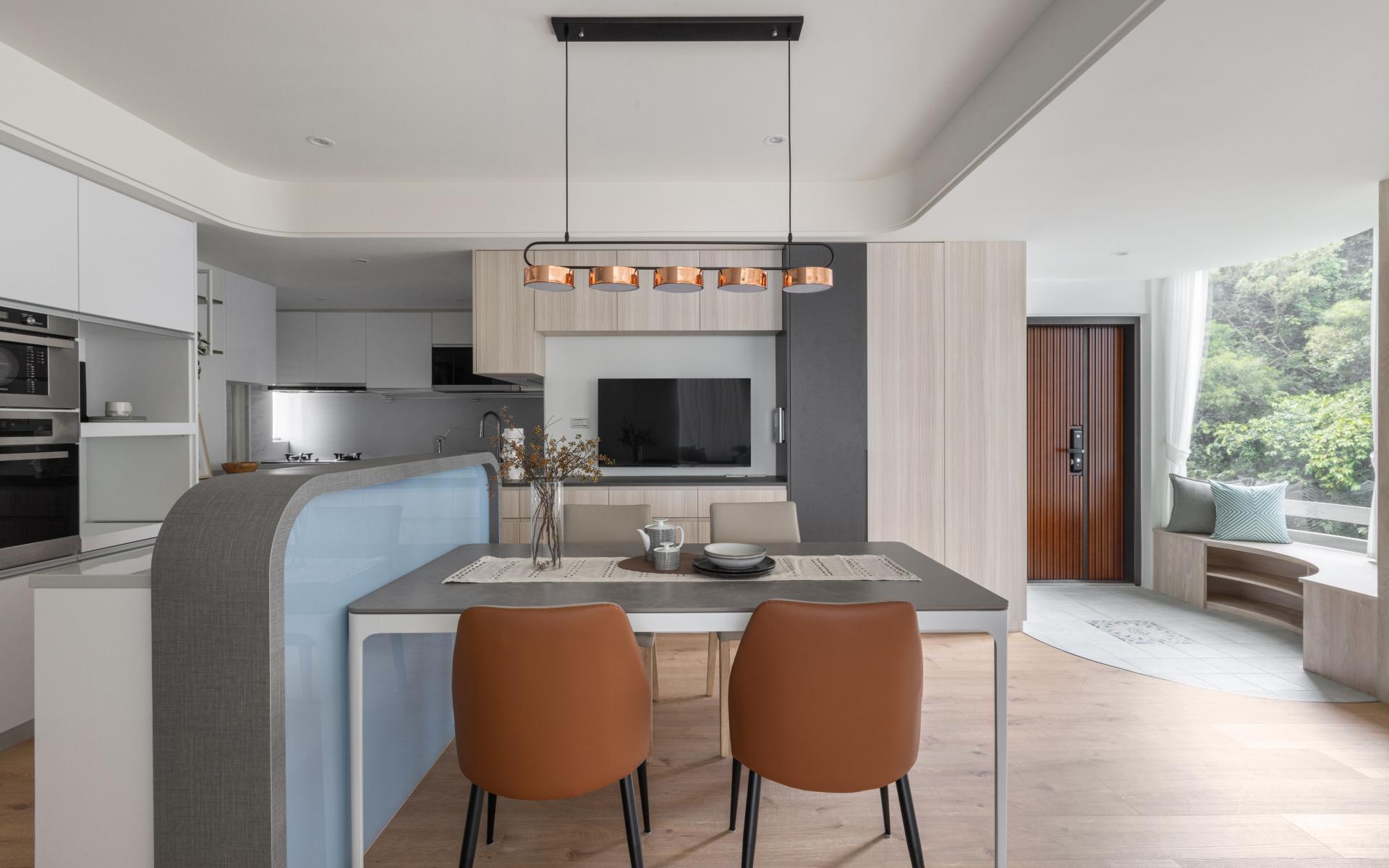 London Design Awards Winner - Breezy Embrace