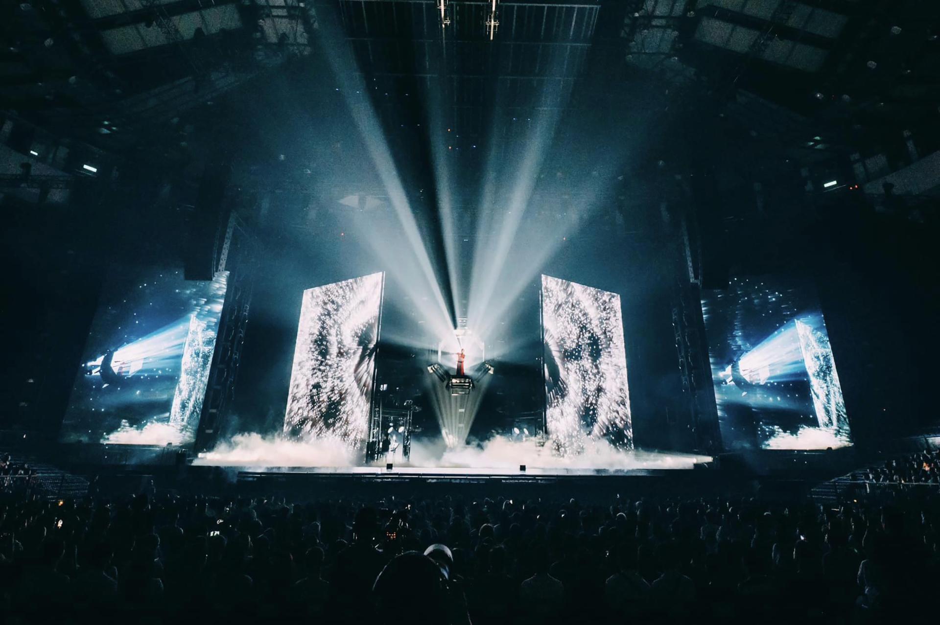 London Design Awards Winner - Lala Hsu's Sometimes, Less is More Concert Tour