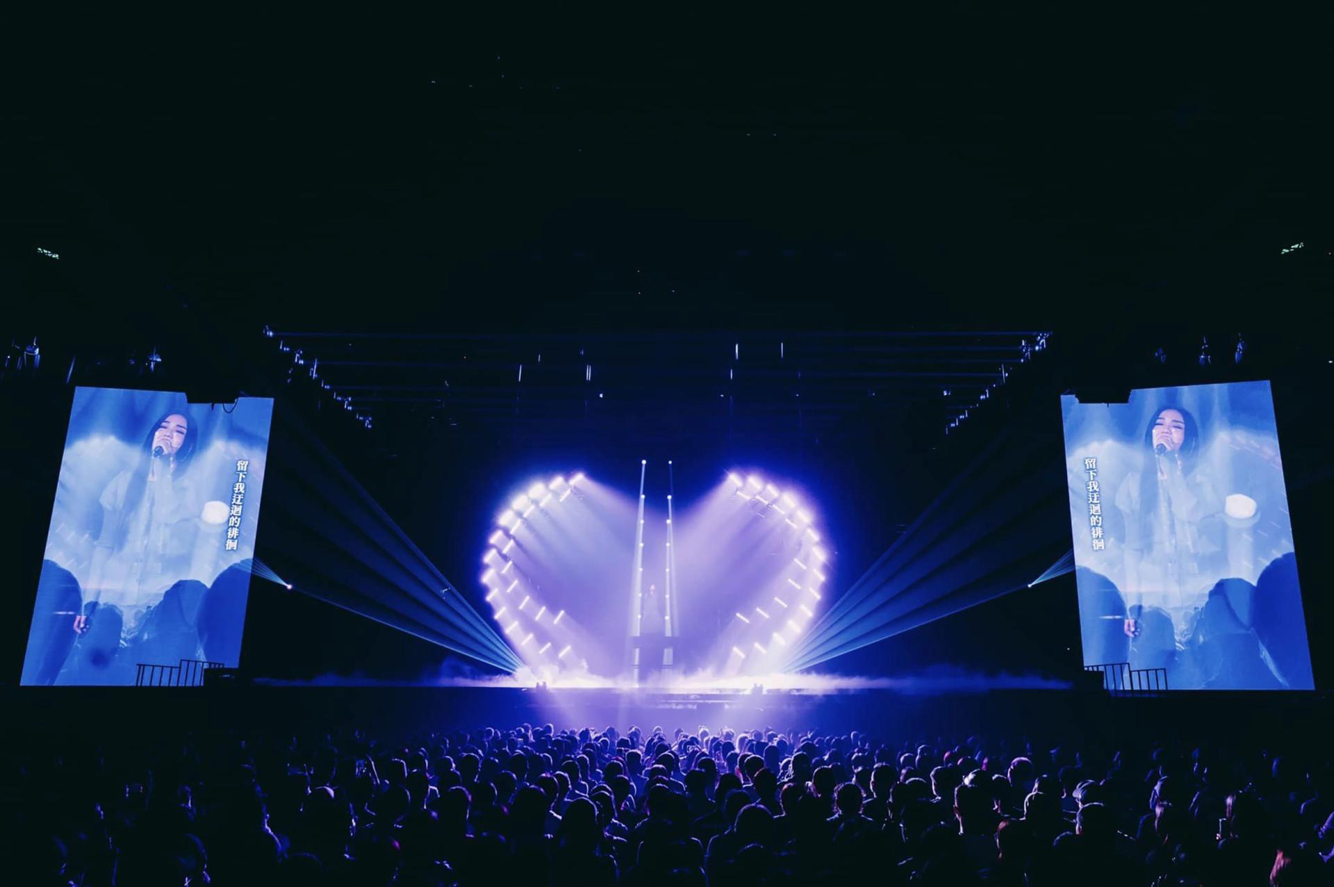 London Design Awards Winner - Lala Hsu's Sometimes, Less is More Concert Tour
