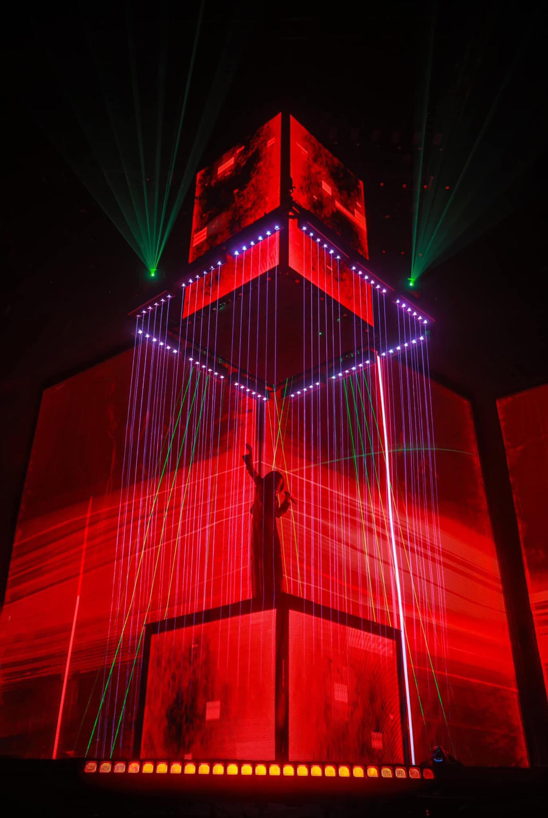 London Design Awards Winner - Lala Hsu's Sometimes, Less is More Concert Tour