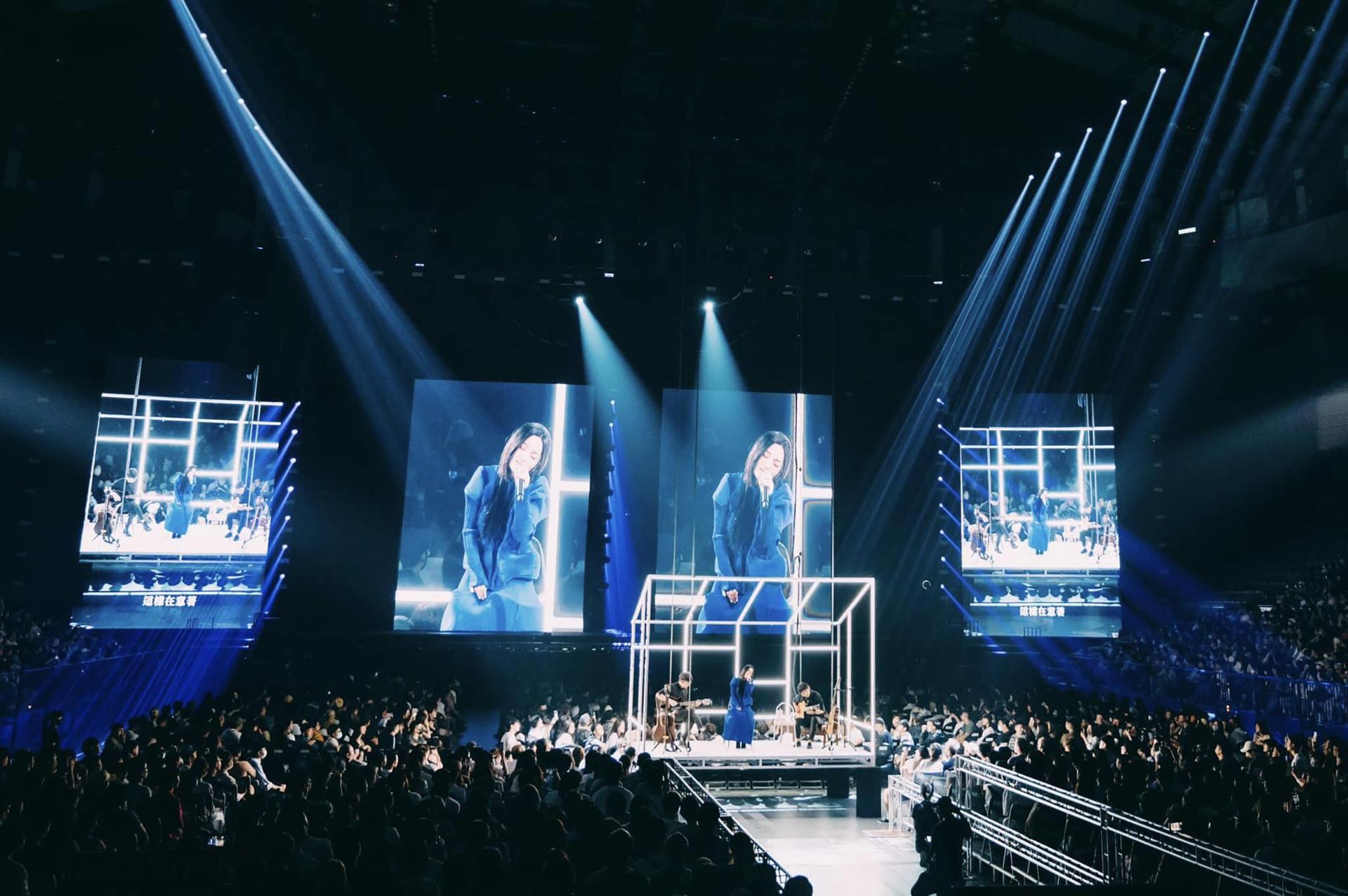 London Design Awards Winner - Lala Hsu's Sometimes, Less is More Concert Tour