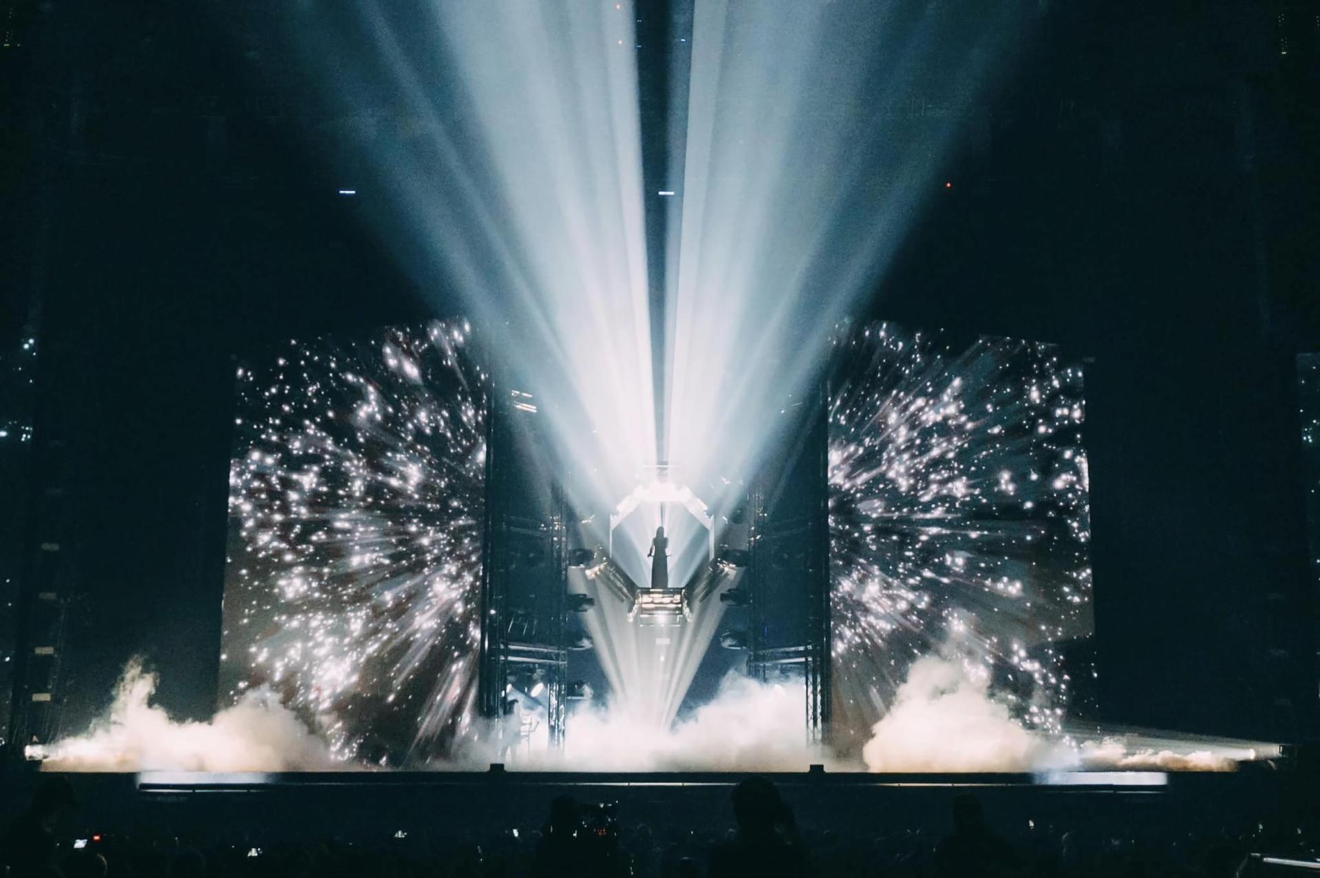 London Design Awards Winner - Lala Hsu's Sometimes, Less is More Concert Tour