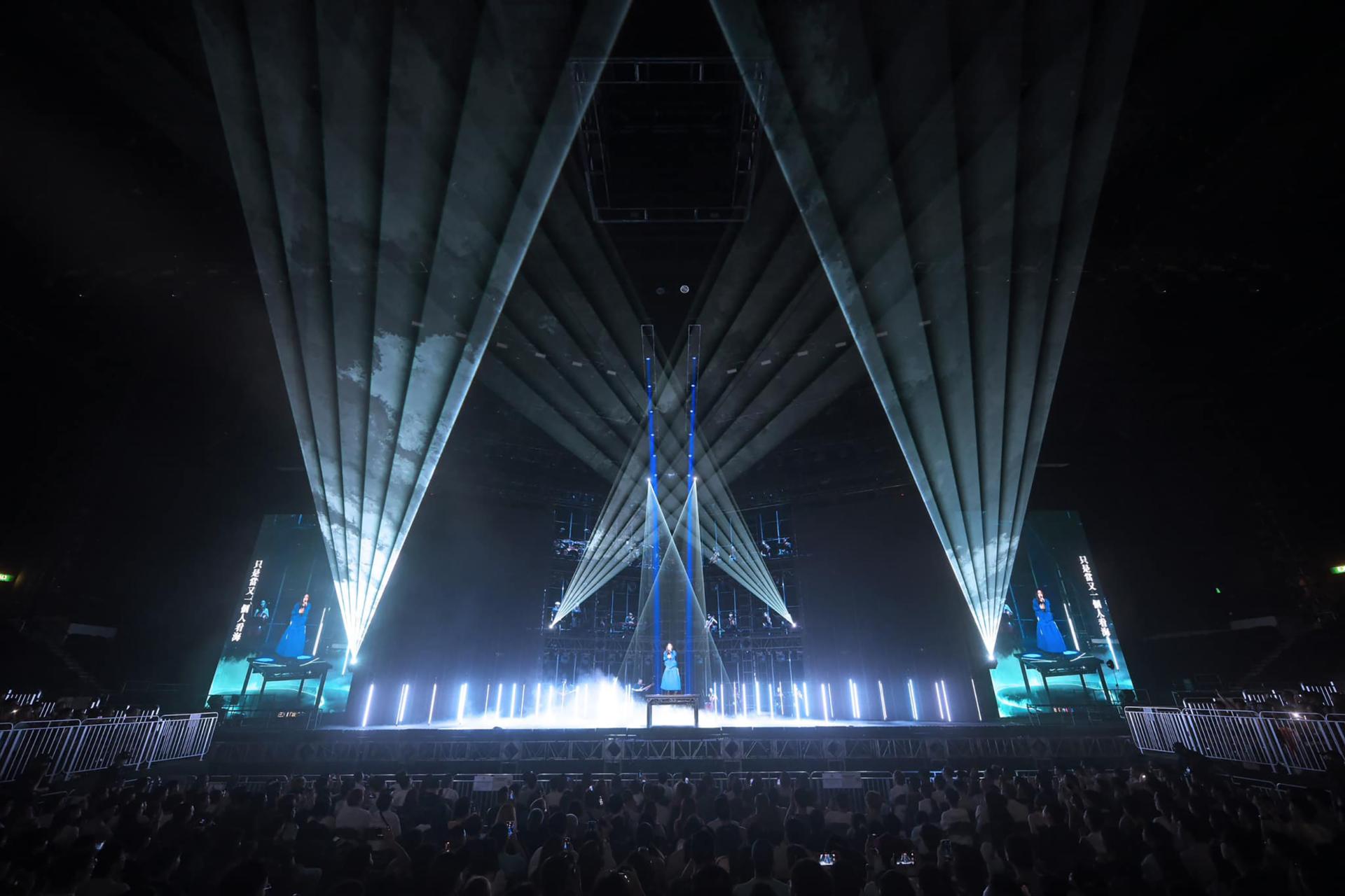 London Design Awards Winner - Lala Hsu's Sometimes, Less is More Concert Tour