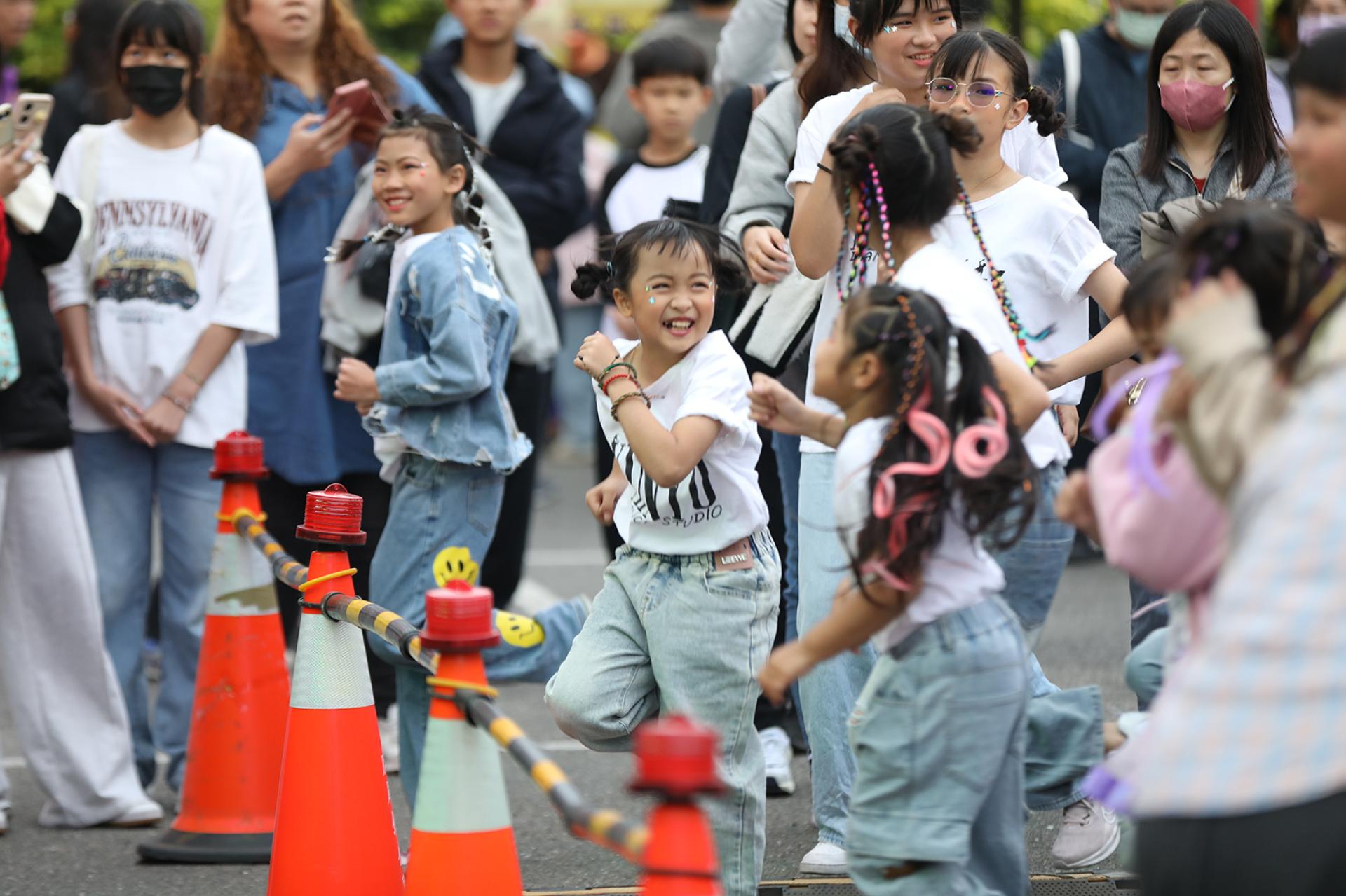 London Design Awards Winner - Let's Go! Huwei Dream Express-2025 Children's Carnival 