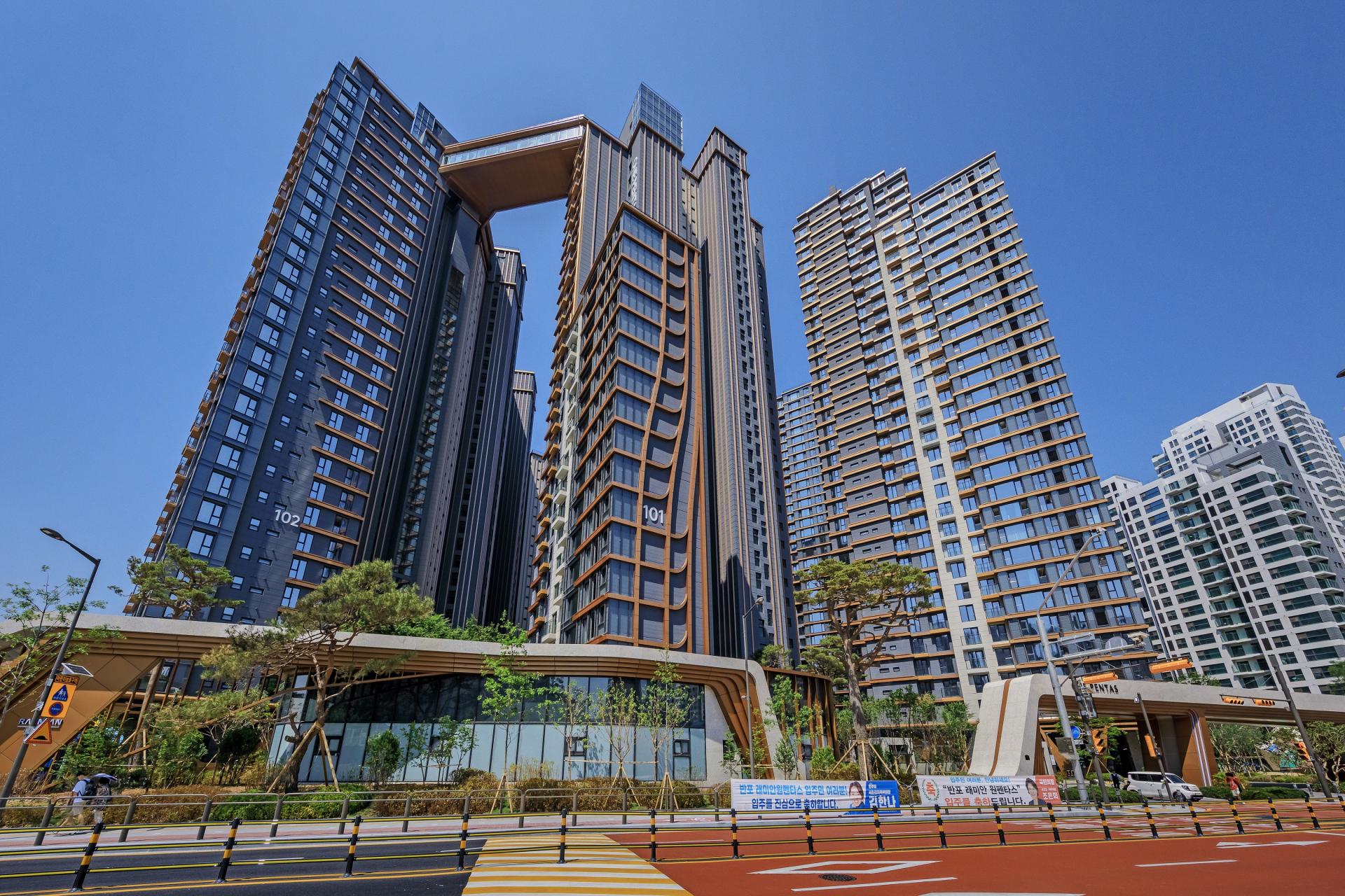 London Design Awards Winner -  RAEMIAN ONE PENTAS timeless landmark