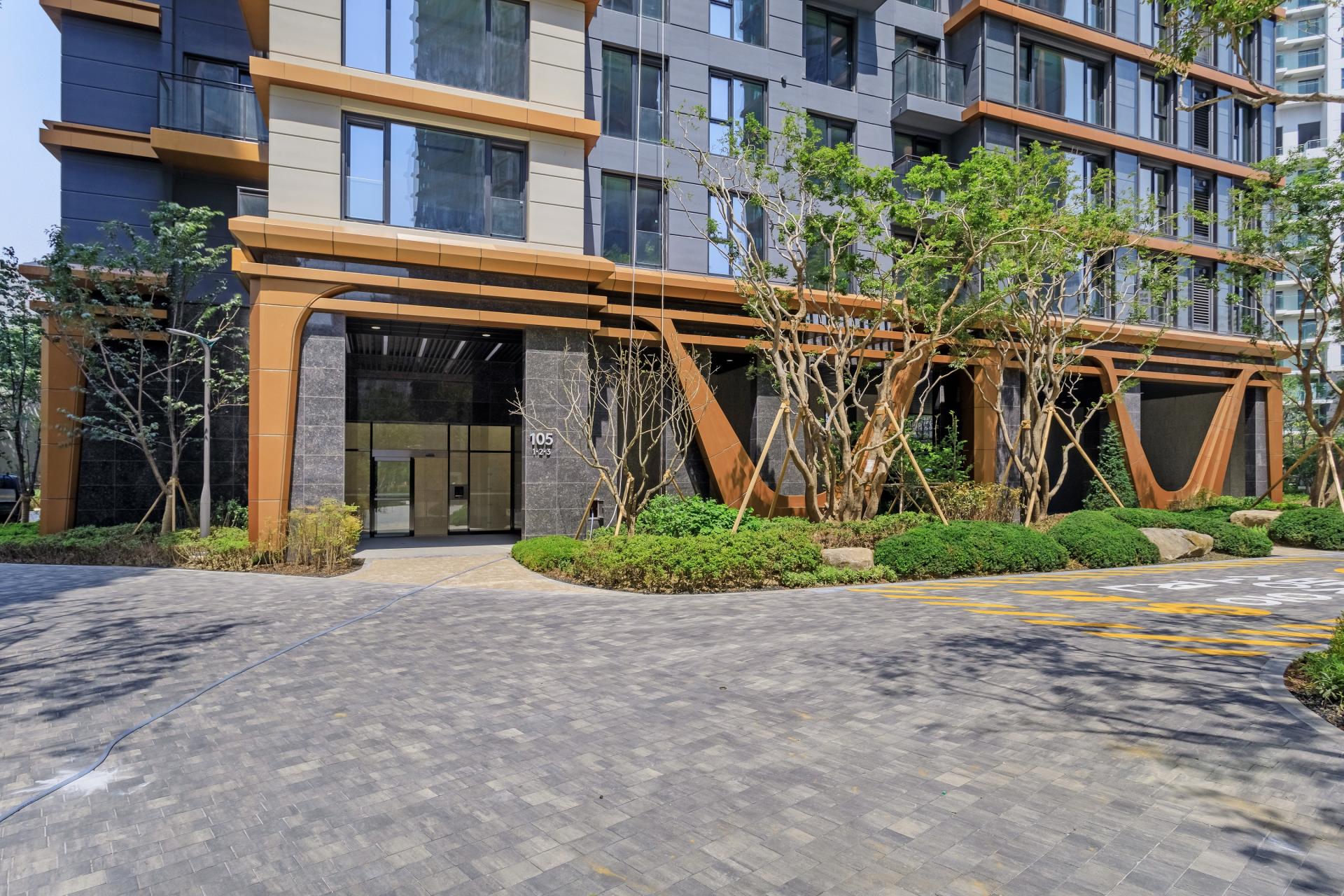 London Design Awards Winner -  RAEMIAN ONE PENTAS timeless landmark