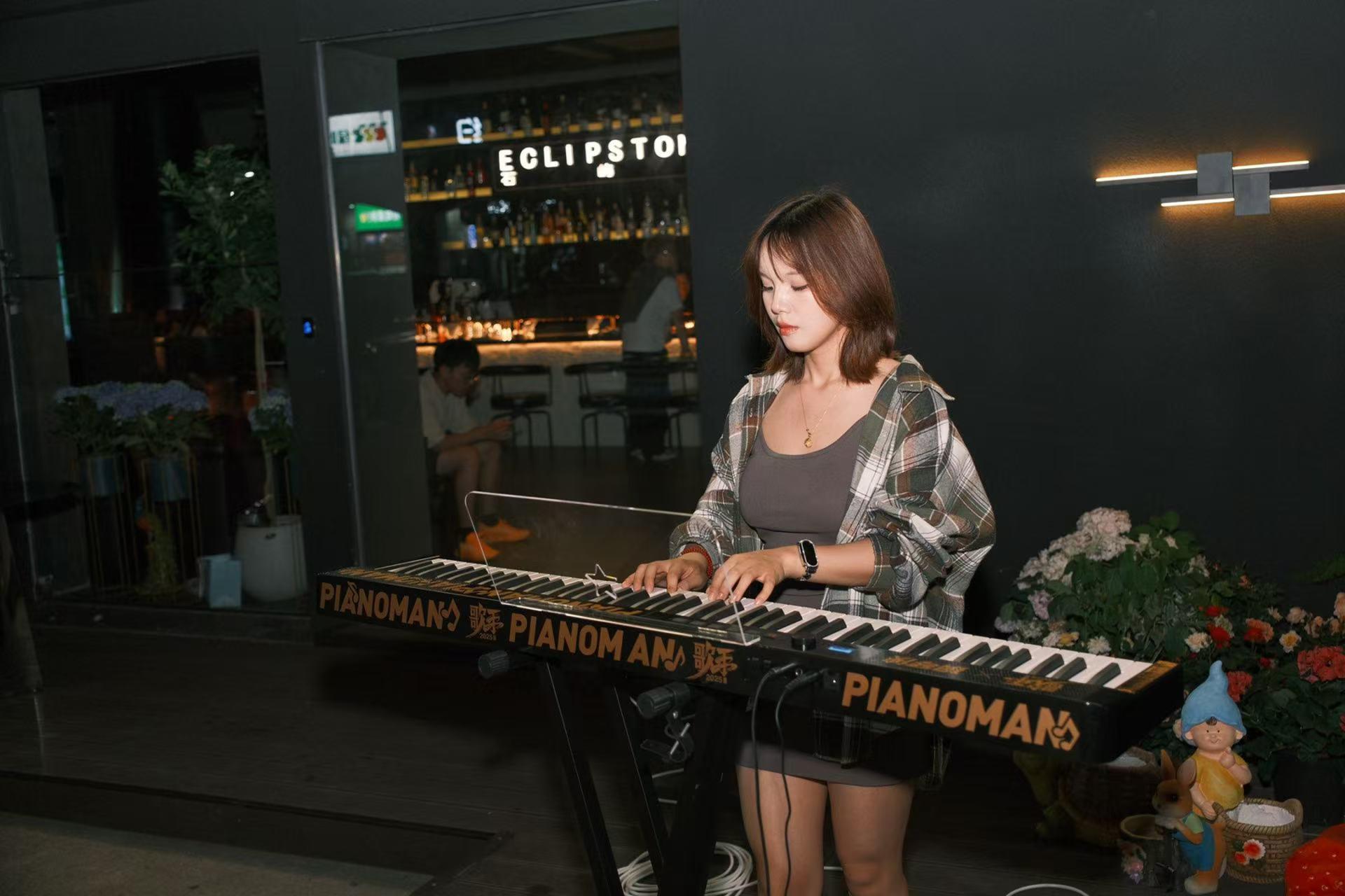 London Design Awards Winner - Pianoman MAX