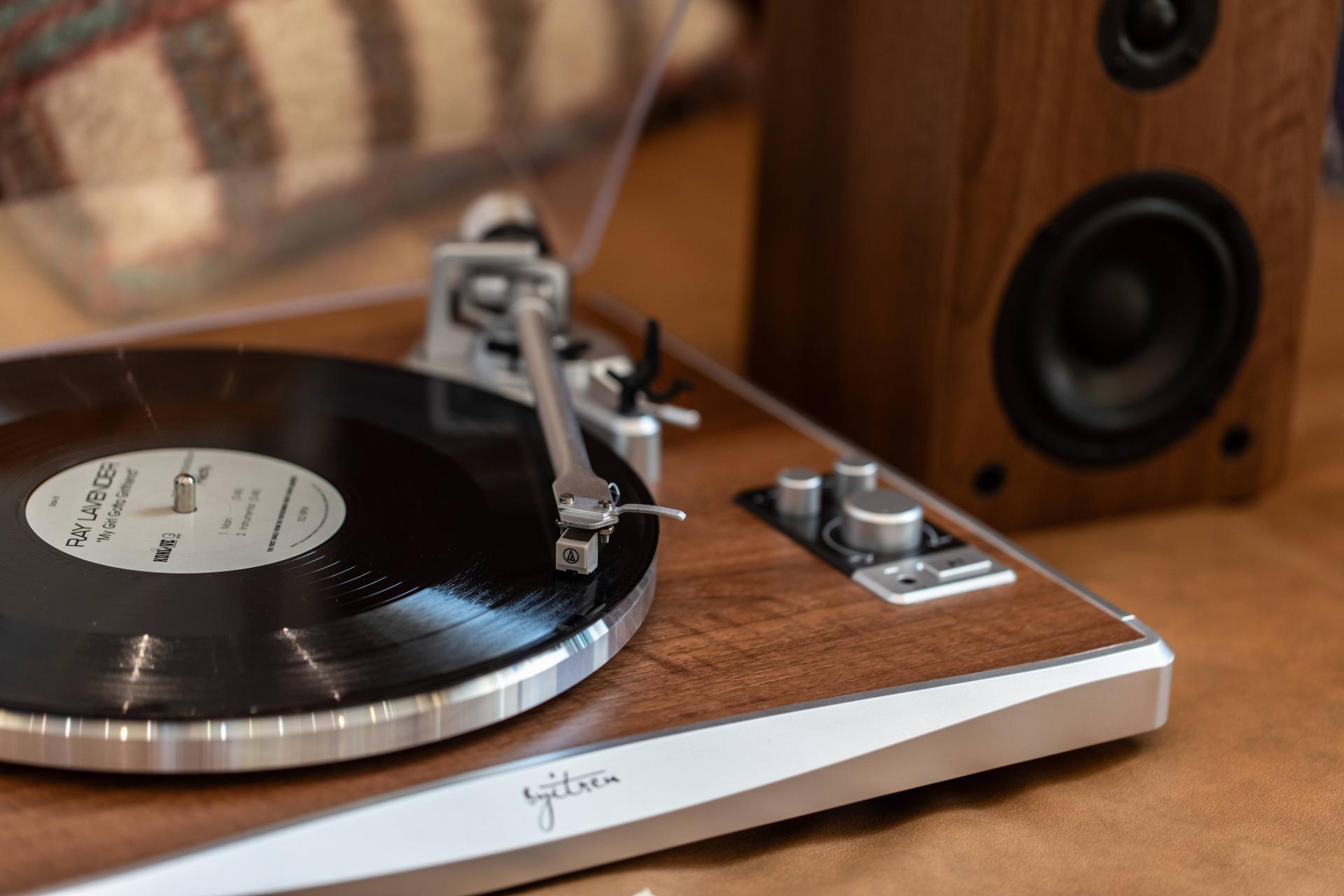 London Design Awards Winner - KORUS Vinyl Record Player