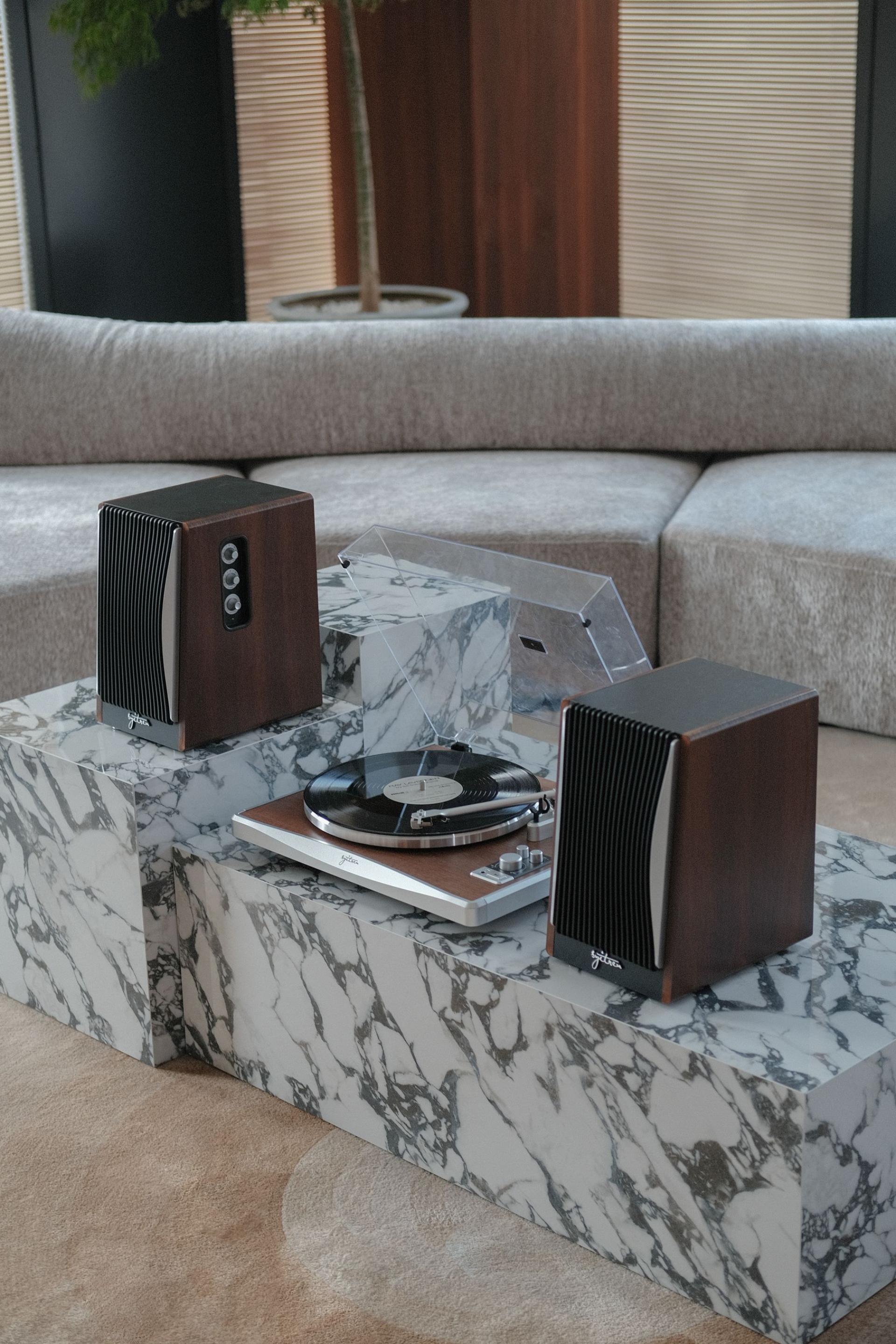 London Design Awards Winner - KORUS Vinyl Record Player