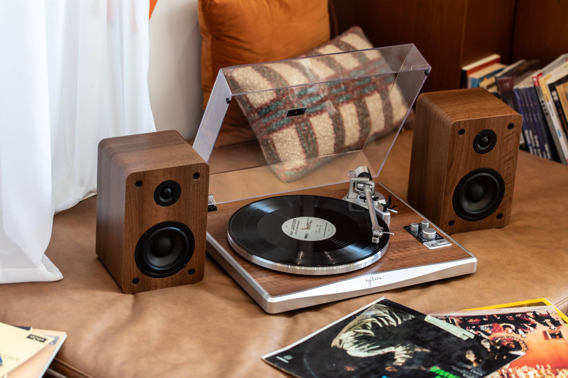 London Design Awards Winner - KORUS Vinyl Record Player