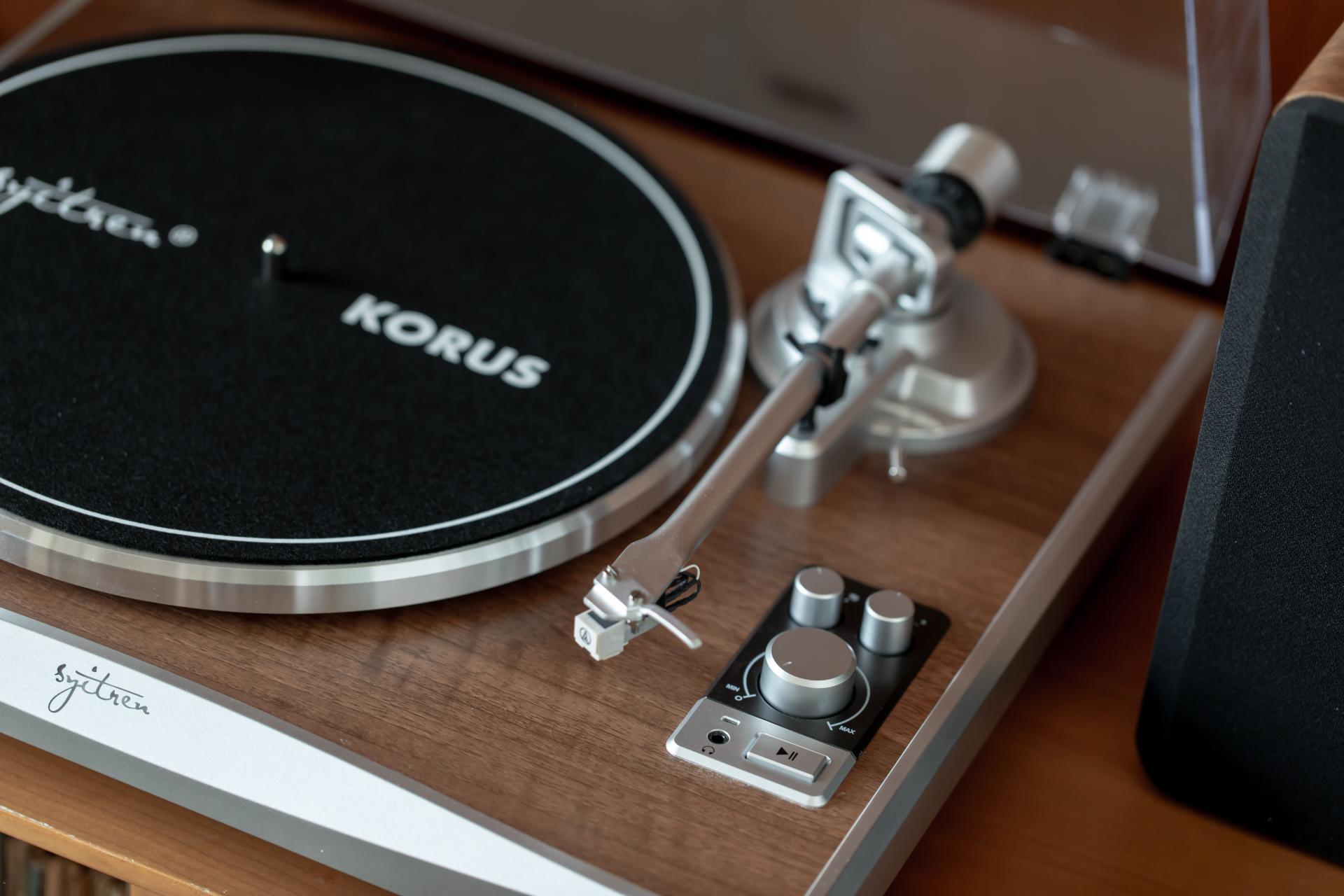 London Design Awards Winner - KORUS Vinyl Record Player