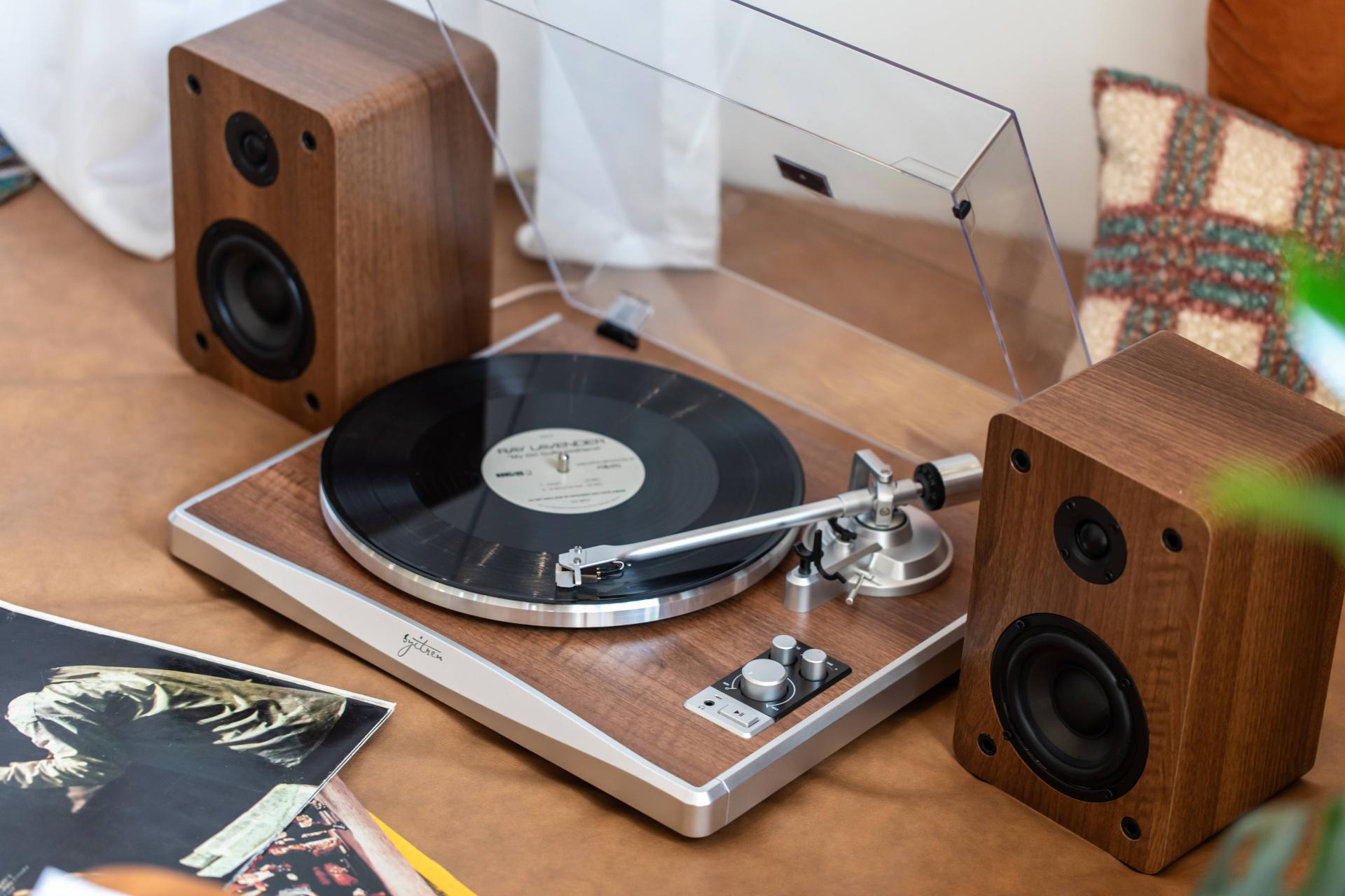 London Design Awards Winner - KORUS Vinyl Record Player