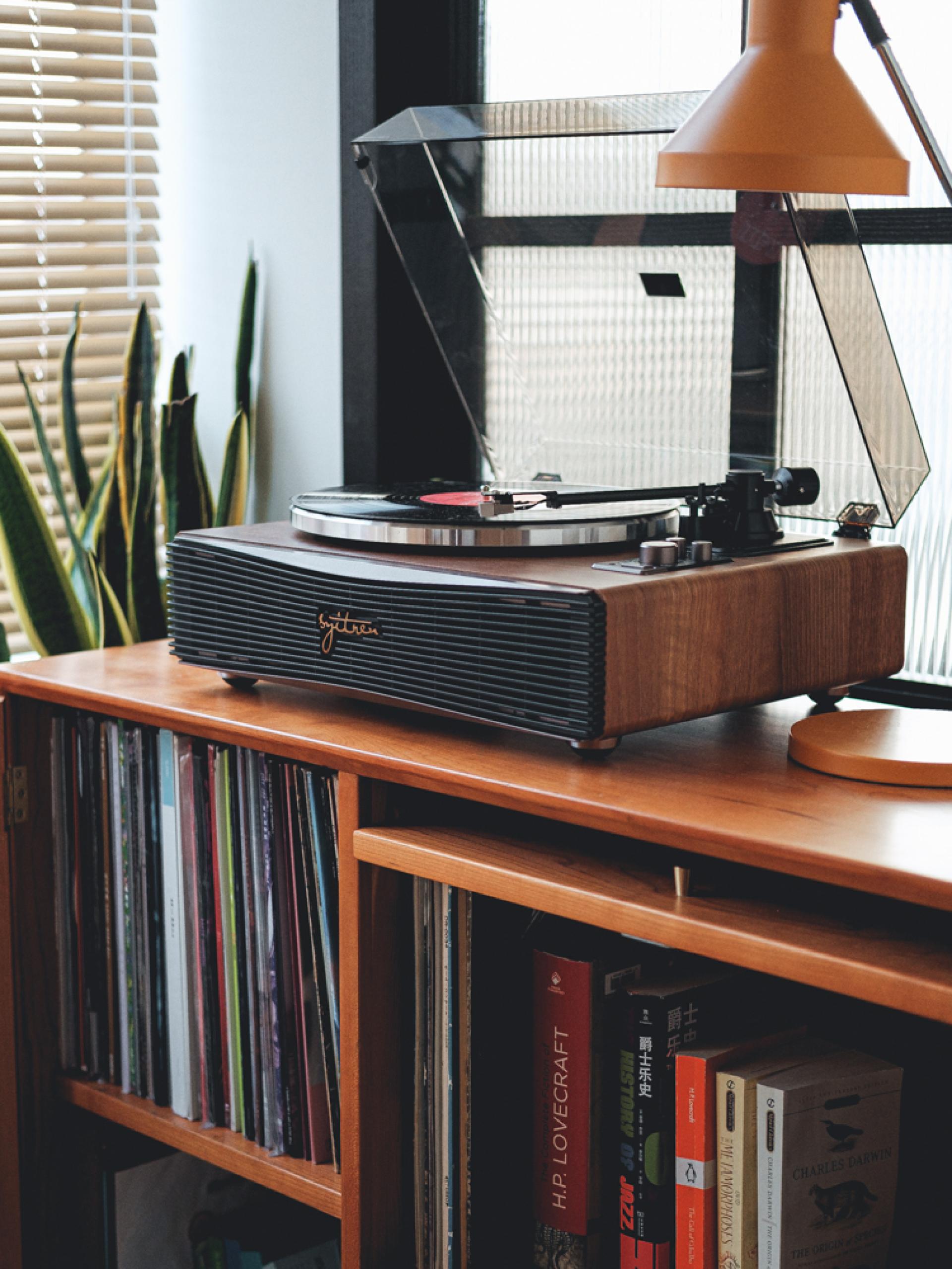 London Design Awards Winner - PARON II Vinyl Record Player