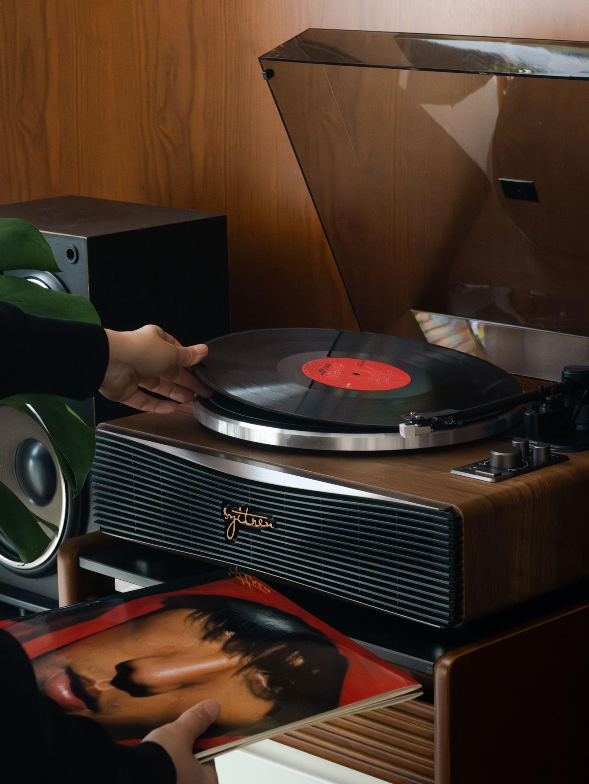 London Design Awards Winner - PARON II Vinyl Record Player