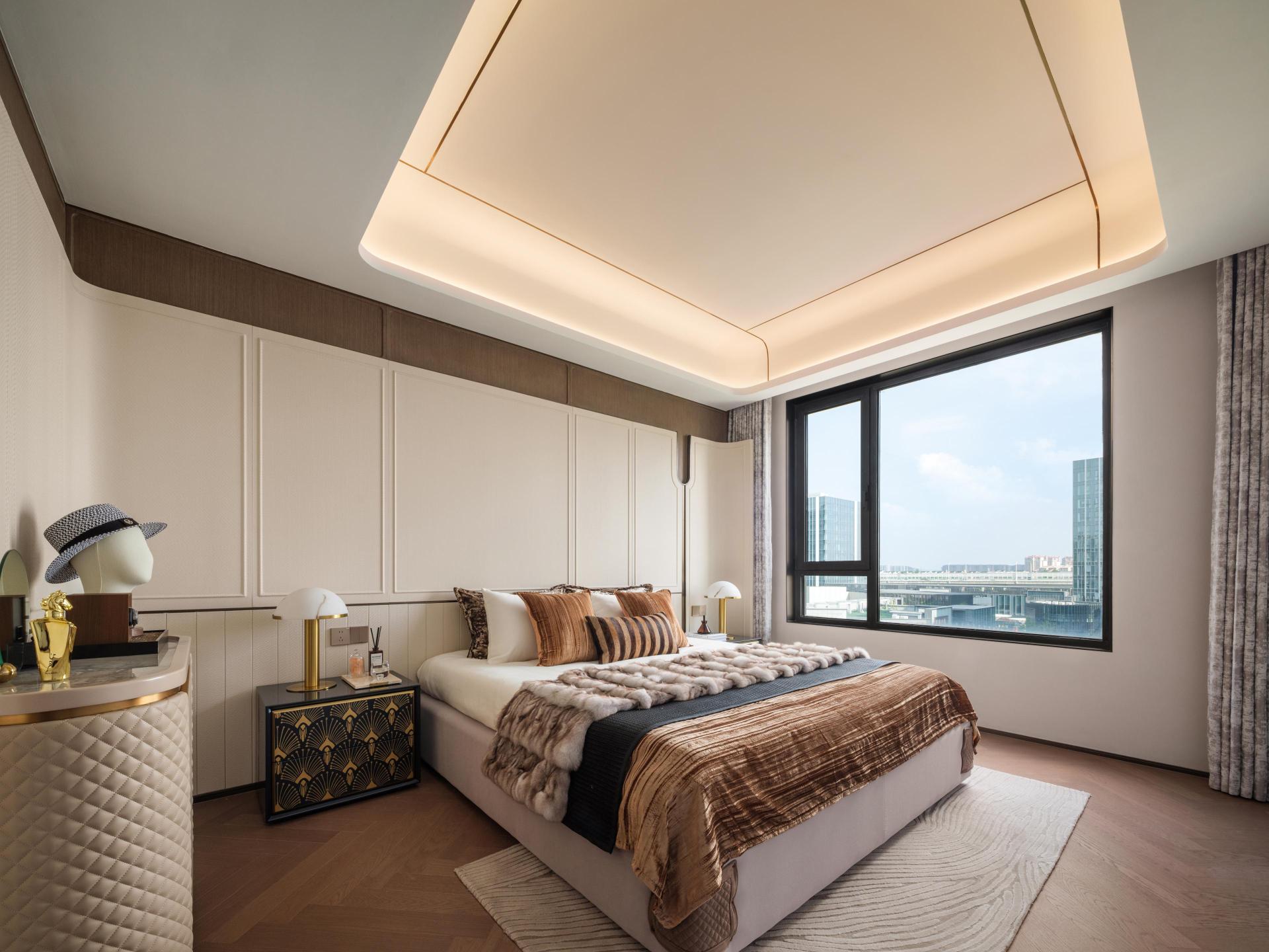 London Design Awards Winner - Peak Of The World B3 Show Flat