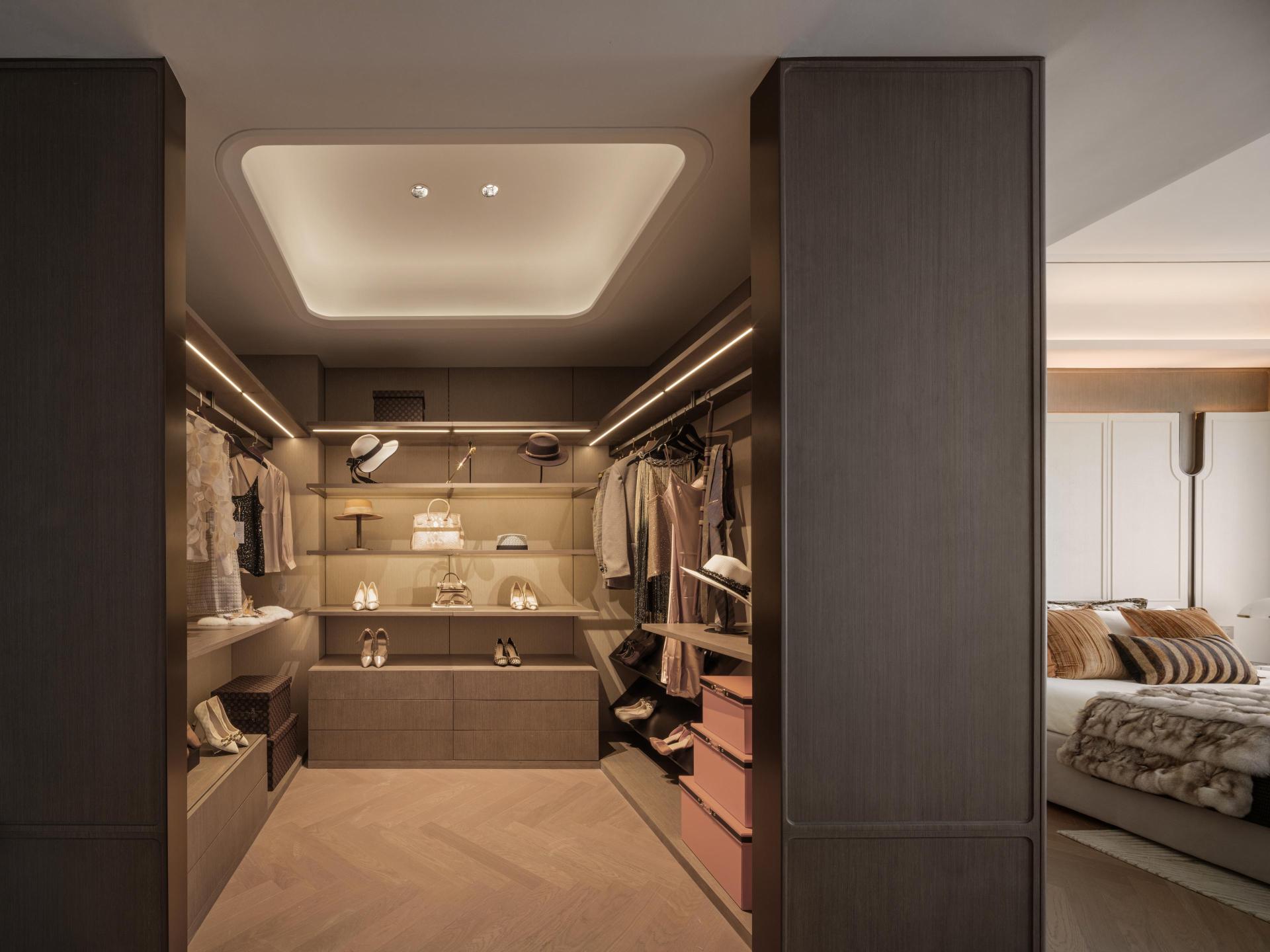 London Design Awards Winner - Peak Of The World B3 Show Flat