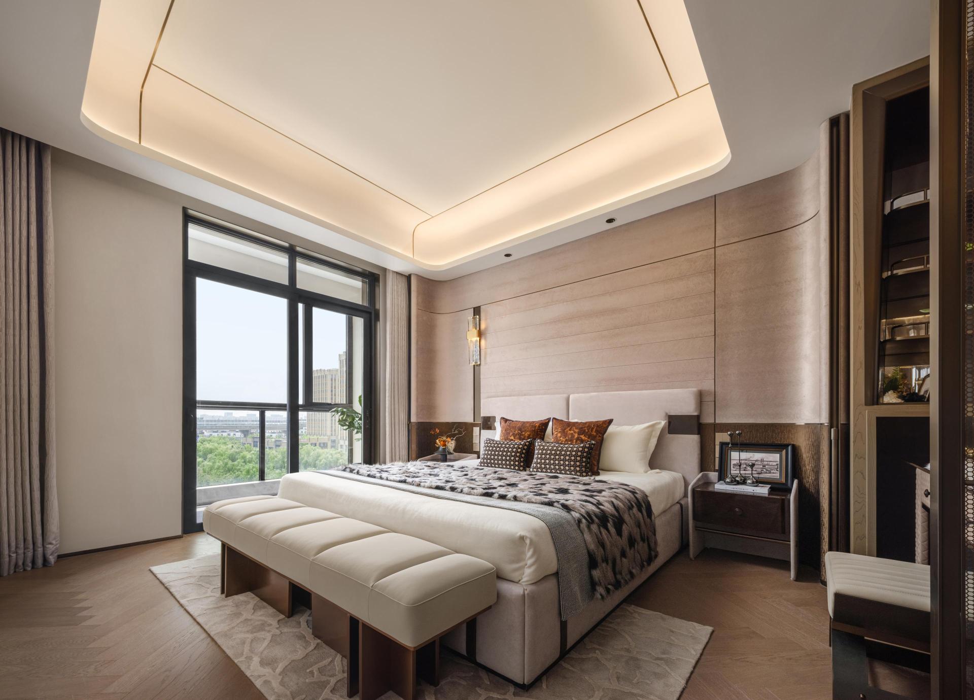 London Design Awards Winner - Peak Of The World B3 Show Flat