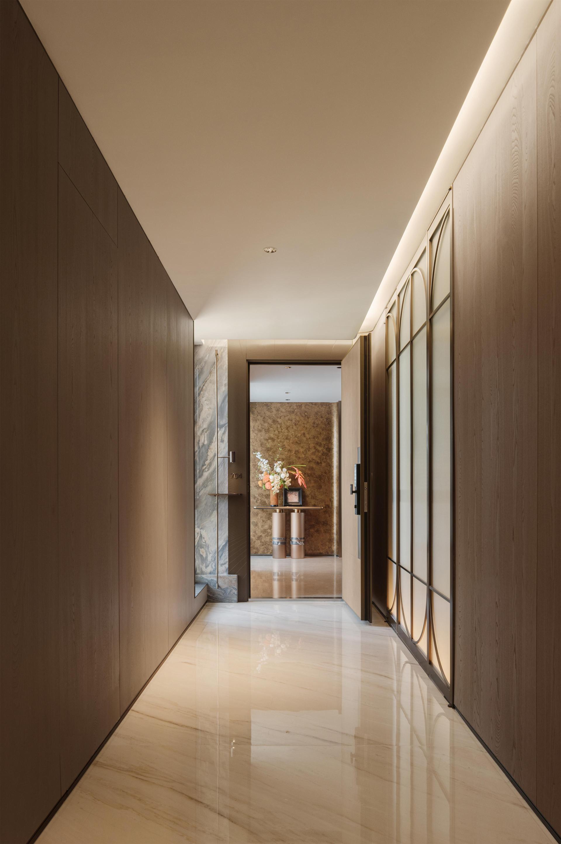 London Design Awards Winner - Peak Of The World B3 Show Flat