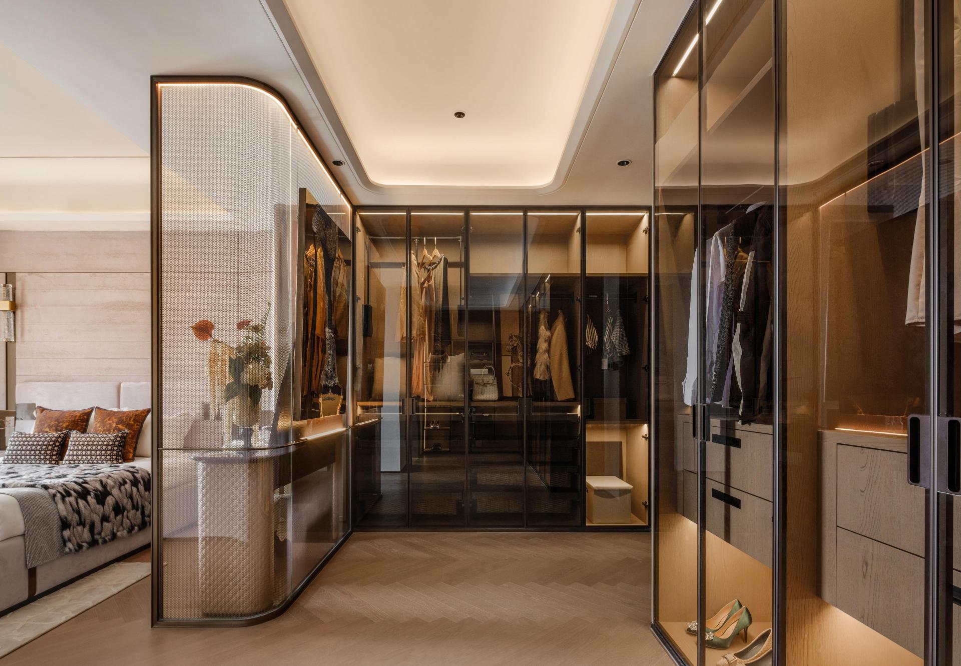 London Design Awards Winner - Peak Of The World B3 Show Flat