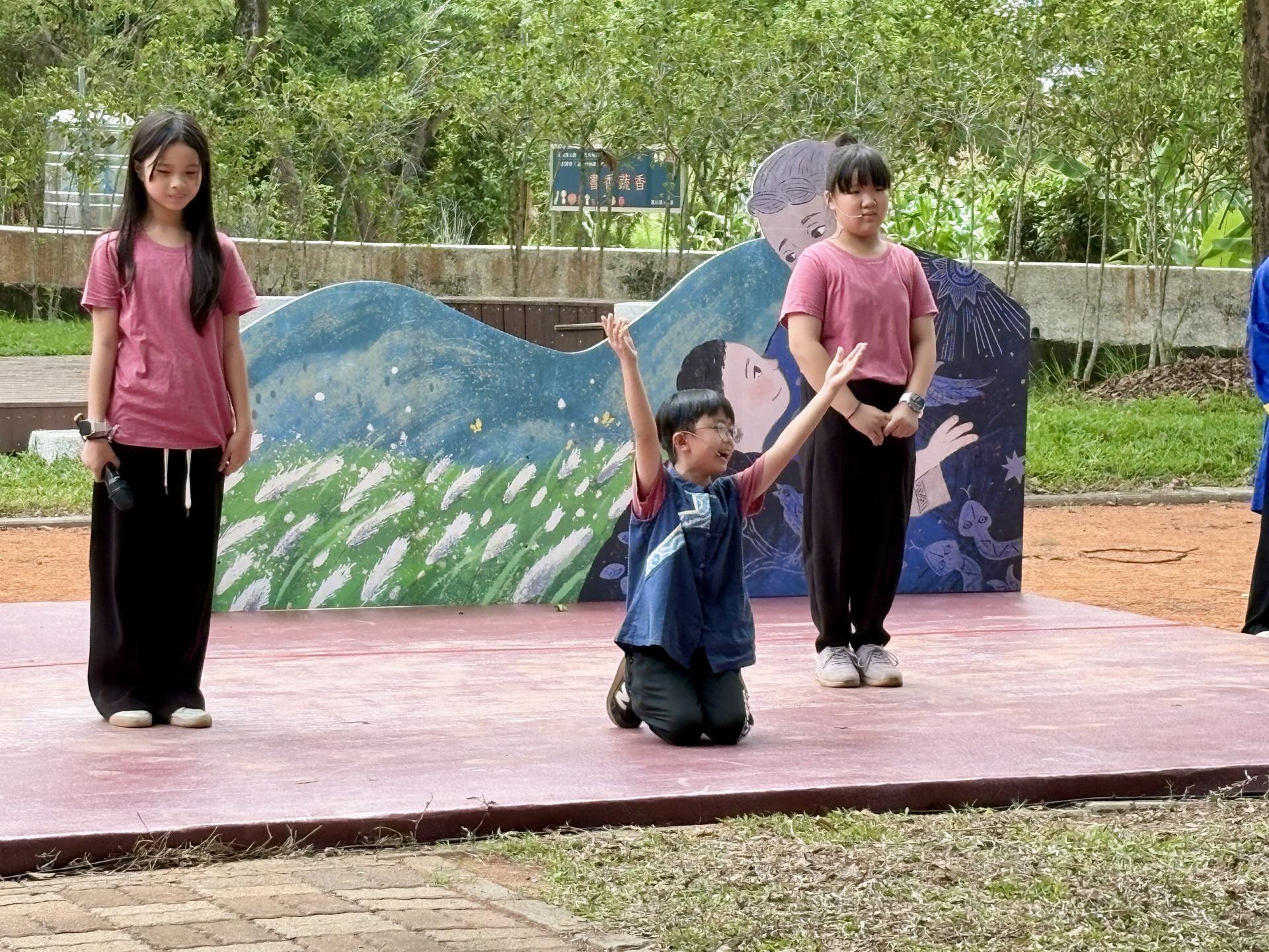 London Design Awards Winner - The Mobile Exhibitions in Liugdui Schools
