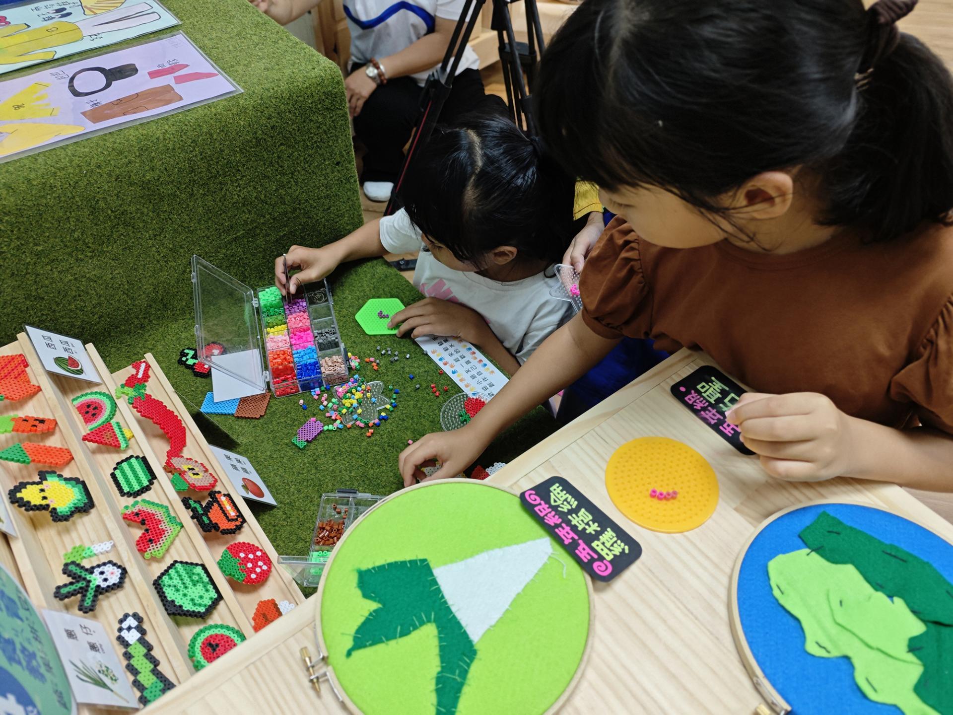 London Design Awards Winner - The Mobile Exhibitions in Liugdui Schools