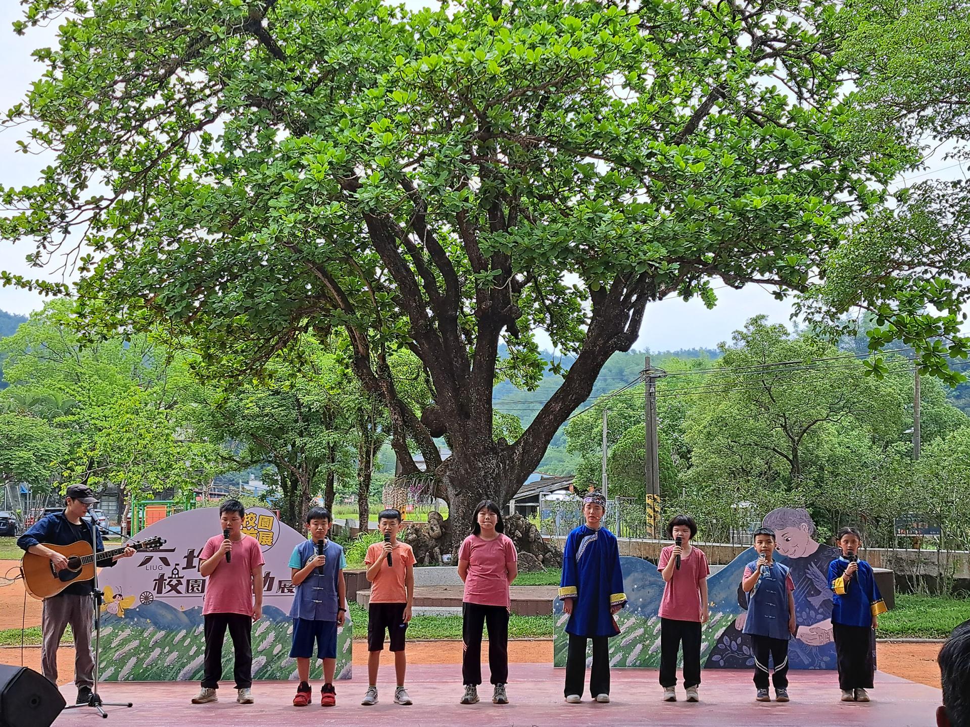 London Design Awards Winner - The Mobile Exhibitions in Liugdui Schools