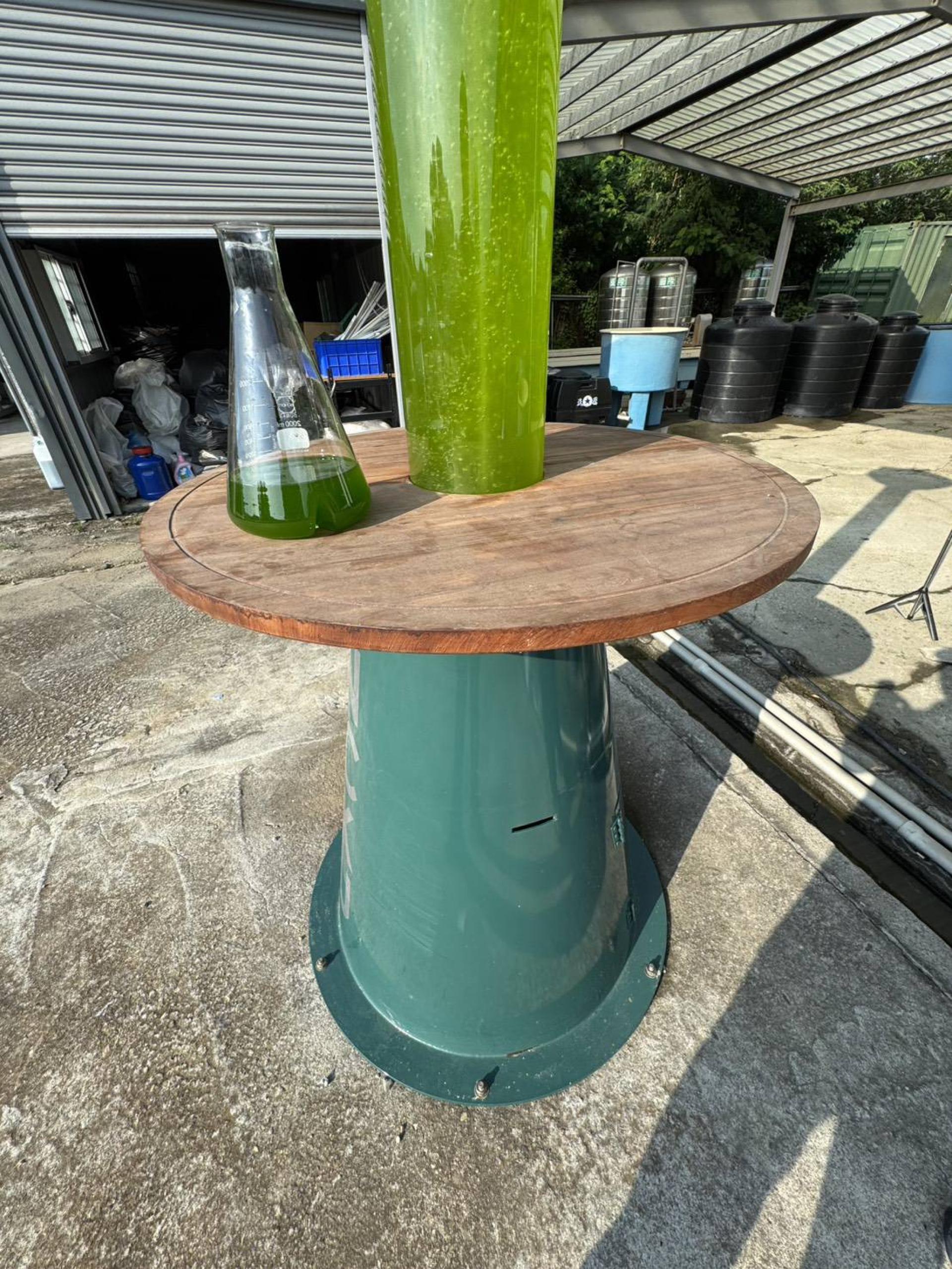 London Design Awards Winner - Bright Net-Zero Lamp: Algae-Powered Smart Light